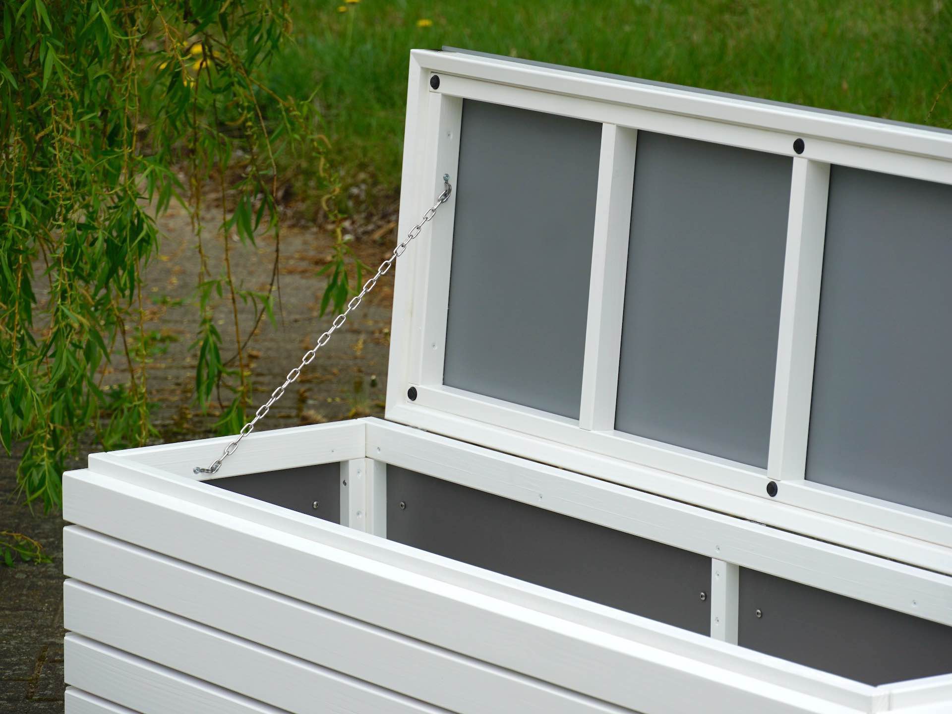 Blick in die Gartenbox mit grauer HPL-Innenverkleidung und Deckel von innen	