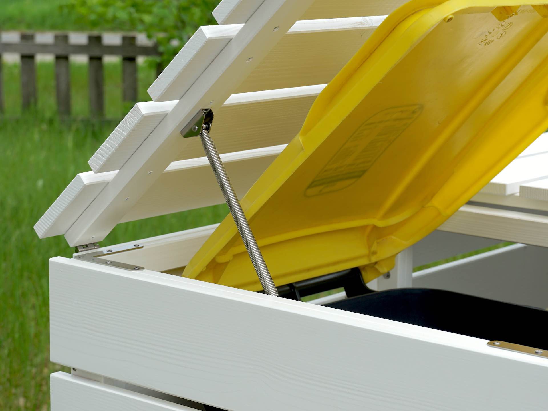 Detailansicht des geöffneten Deckels mit Edelstahl-Feder