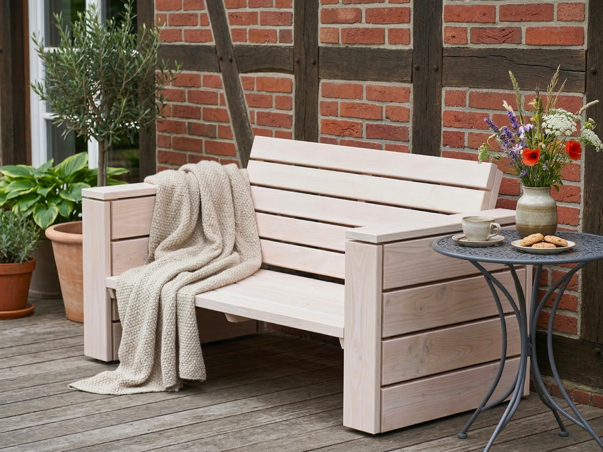 Lounge Sofa 2-Sitzer aus weiß geöltem Holz als gemütliches Sitzmöbel, nutzbar mit oder ohne Loungepolster.