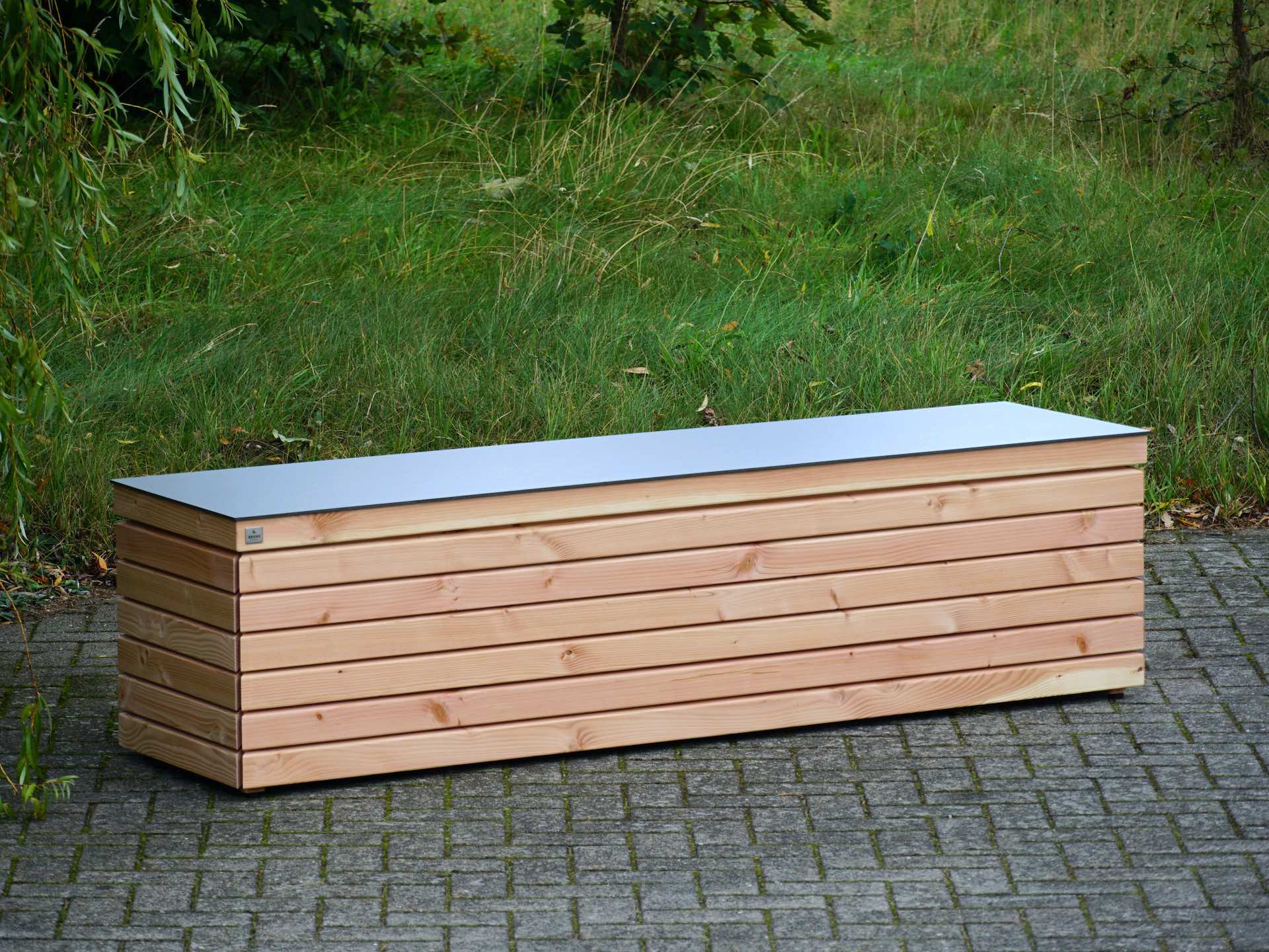 Gartenbox Rhombus – von vorn links, HPL-Deckel in Mittelgrau, harmonisch kombiniert mit Douglasie	