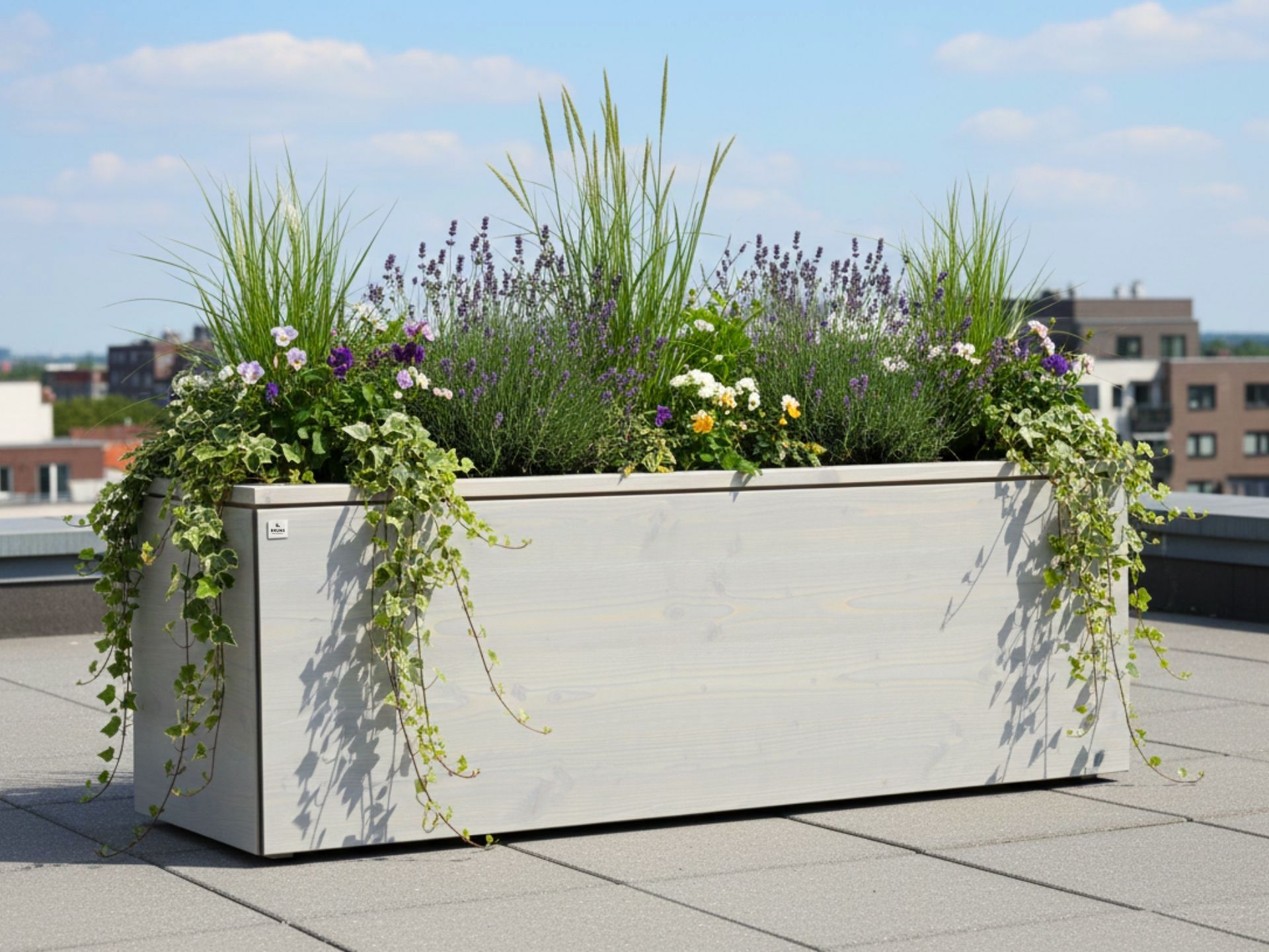 Pflanzkasten Cubus in Grau Geölt mit puristischem, kubischem Design, ideal für moderne Dachterrassen.