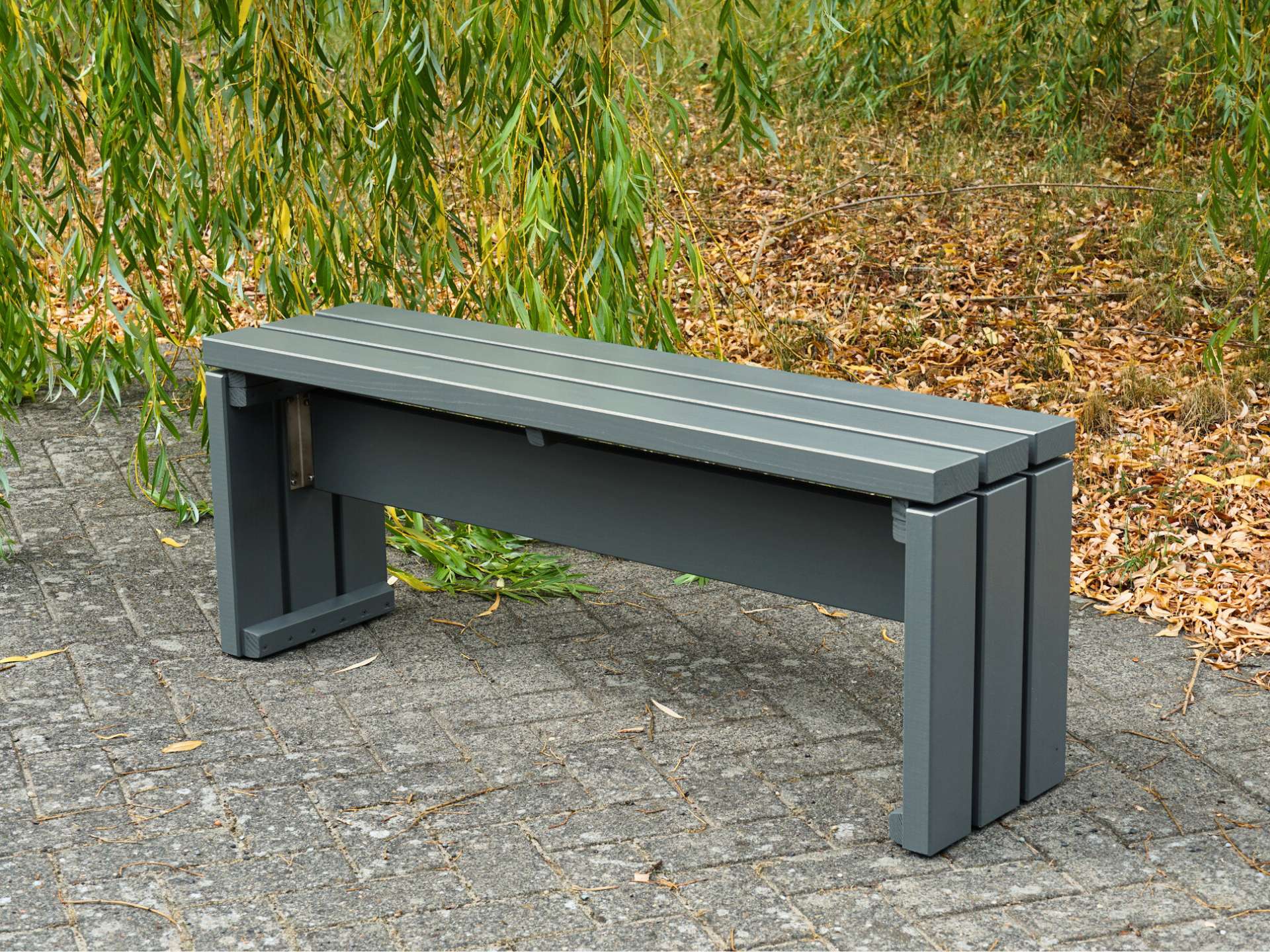 Gartenbank aus Douglasie mit basaltgrauer Oberfläche, Teil des Sets Kubus