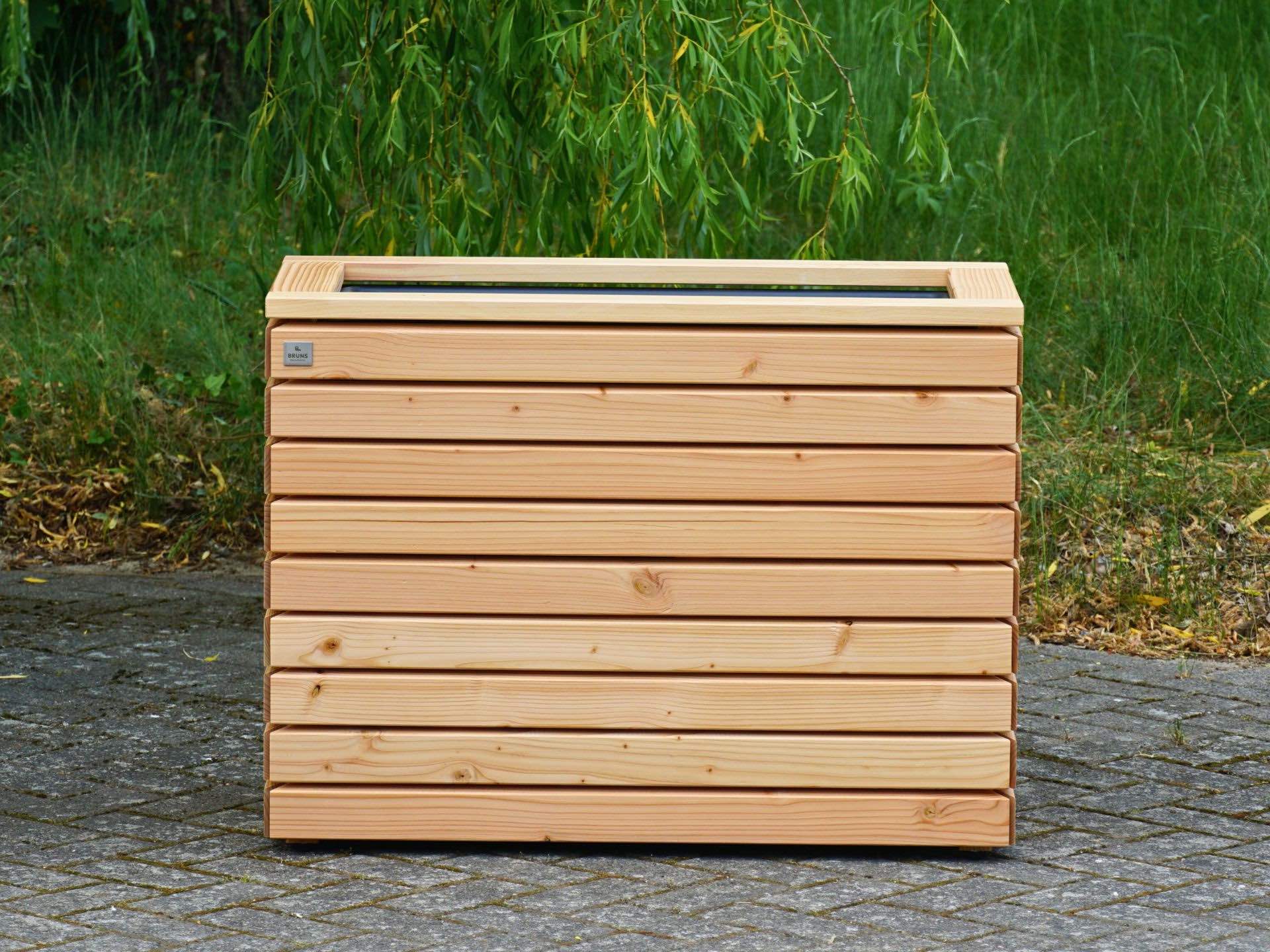 Pflanzkasten Rhombus M in Natur – frontal fotografiert, klar konturiertes Design mit natürlichem Holz