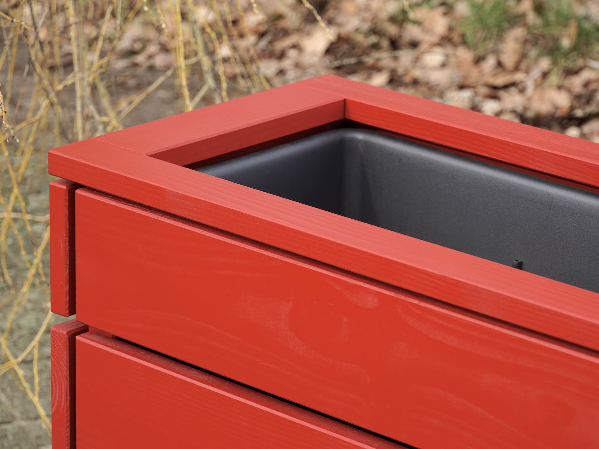 Pflanzkasten Classic in Nordisch Rot – Blick in den Pflanzkasten mit sichtbarem Einsatz