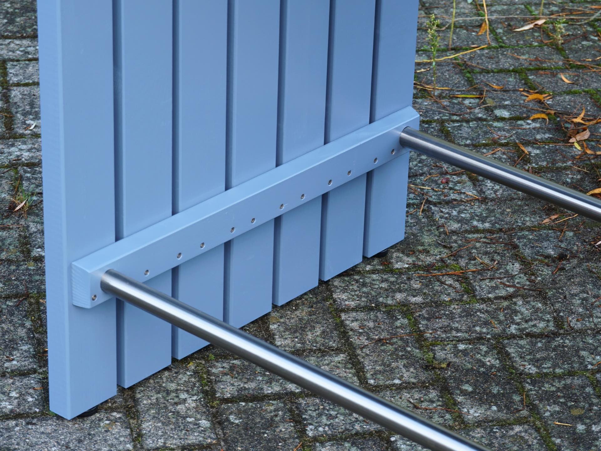 Stehtisch in Taubenblau mit Edelstahl-Fußstütze – stabiler Fußring – Detail