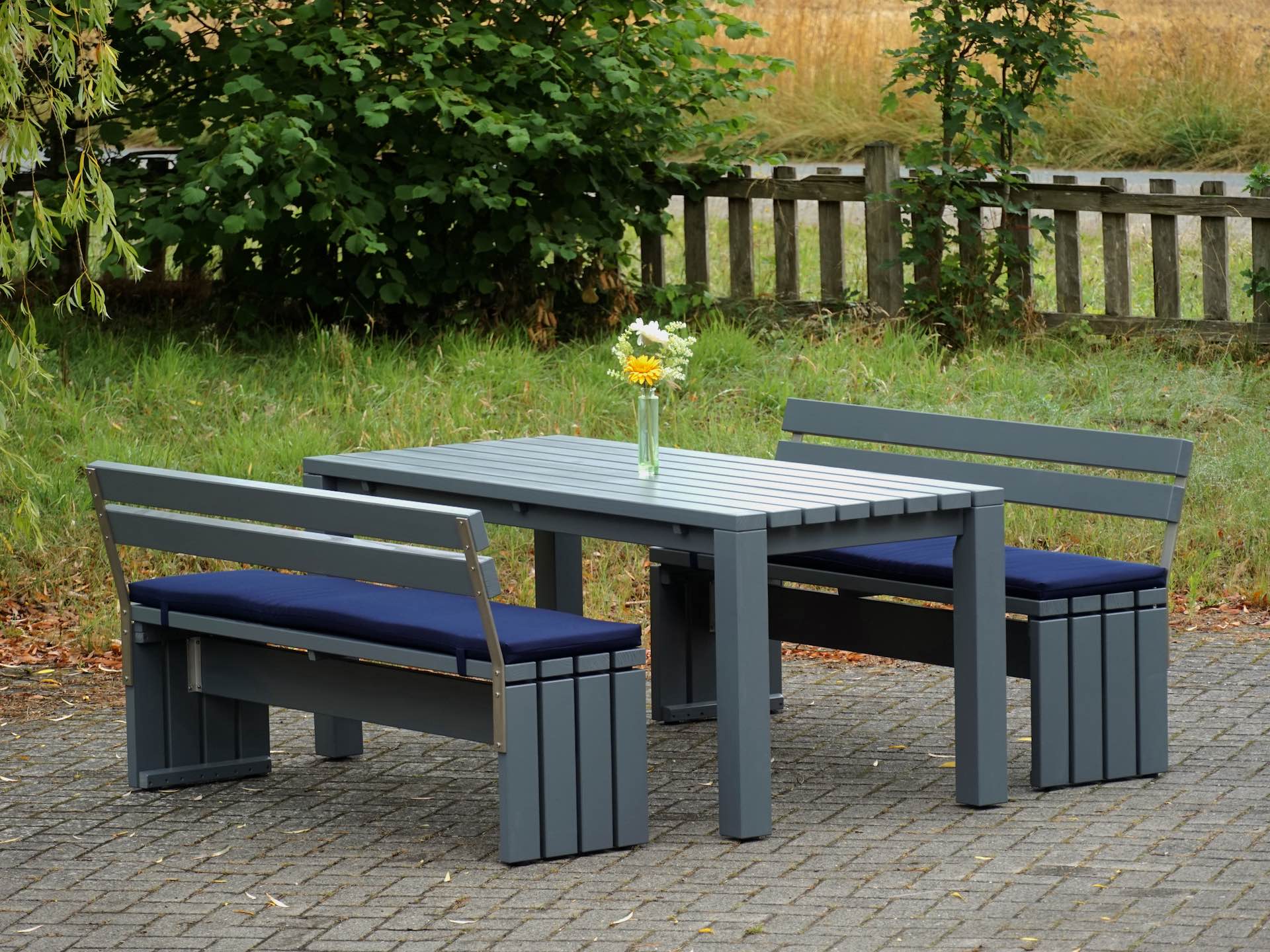 Gartenmöbel-Set Classic mit Edelstahl-Lehnenbügeln an den Bänken, Ansicht von links