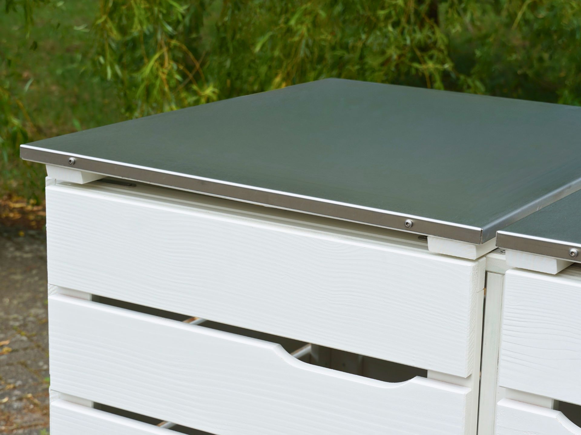 Detailaufnahme von Deckel und Türausschnitt der weißen Mülltonnenbox