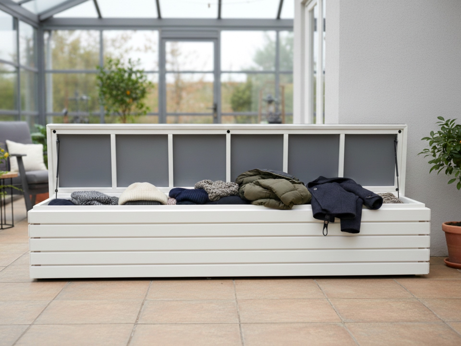 Wetterfeste Sitztruhe Rhombus 220 in Weiß mit Stauraum und Sitzpolster in Sand für Innen- und Außenbereiche.