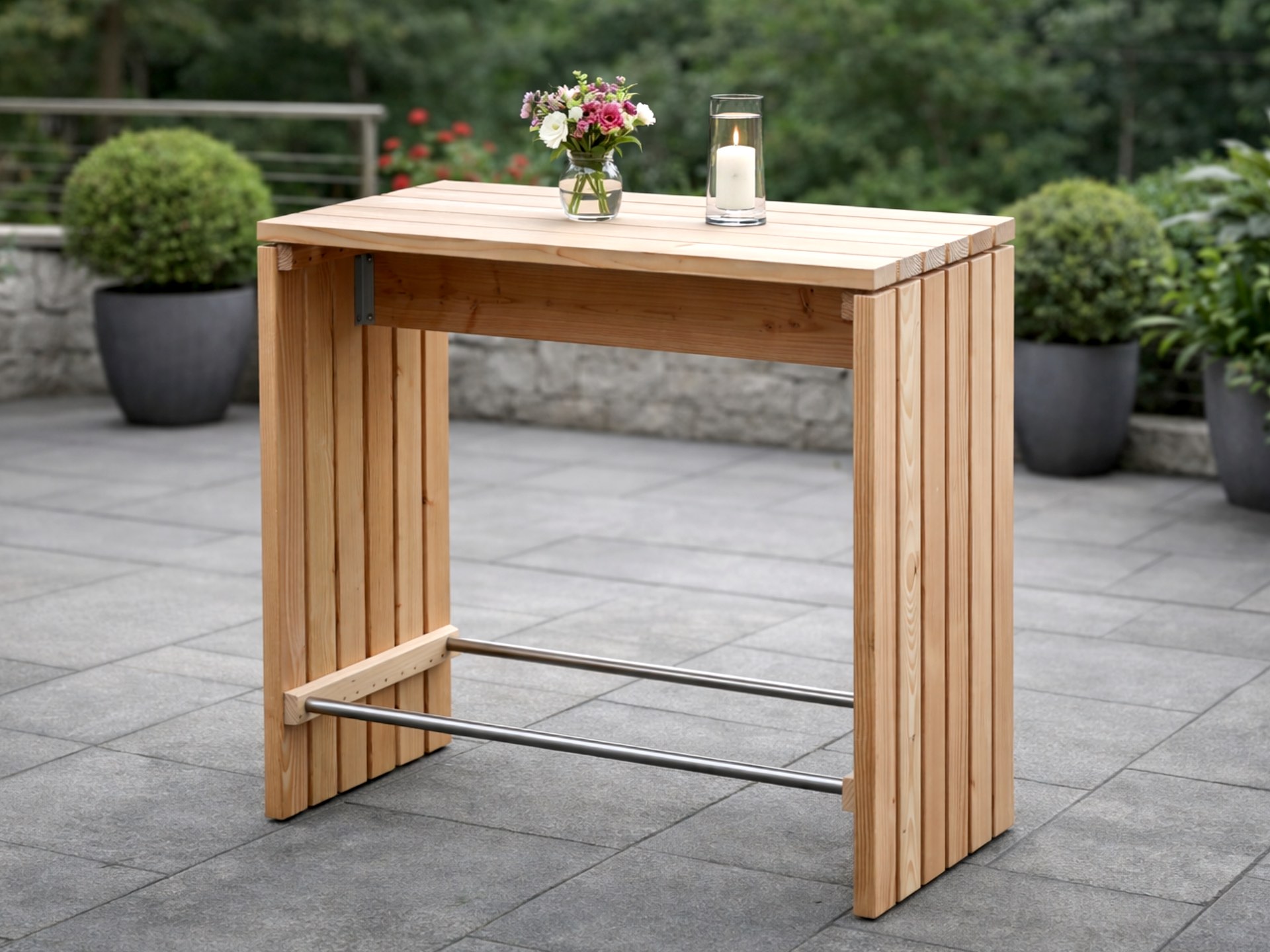 Stehtisch aus naturbelassener Douglasie mit natürlicher Holzoptik für Terrasse oder Garten.