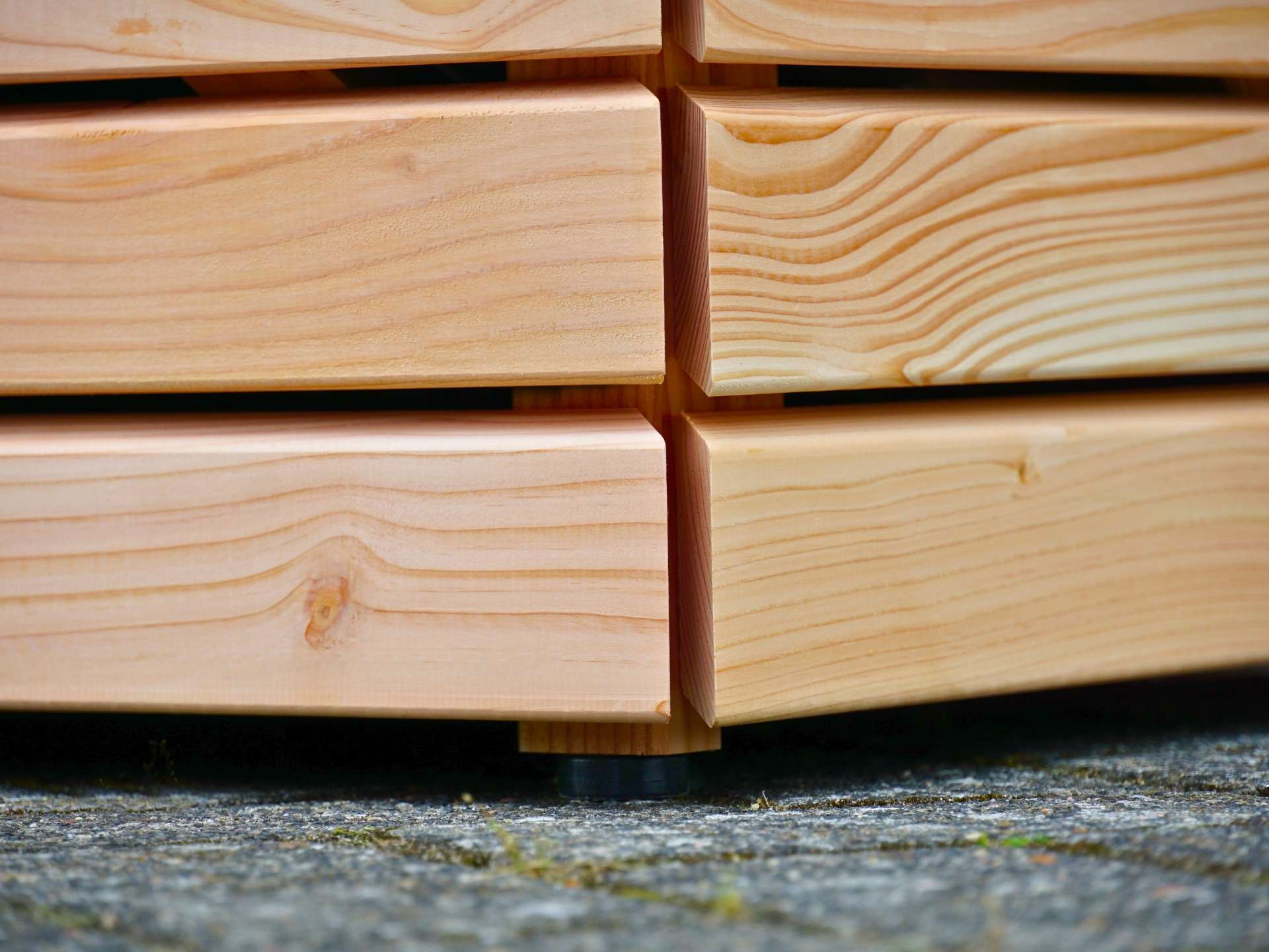 Pflanzkübel Rhombus in Natur – Detailansicht Möbelfuß für konstruktiven Holzschutz