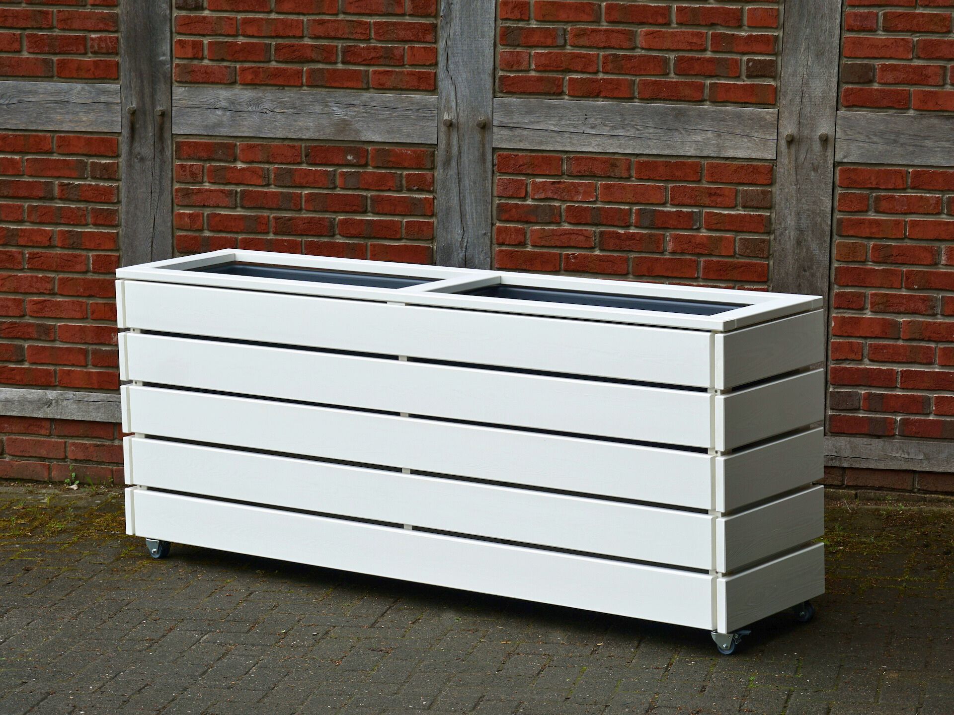 Großer Pflanzkasten Classic in Weiß vor Fachwerk, von vorn rechts