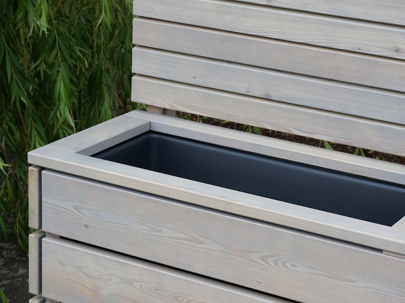 Pflanzkasten Classic mit Sichtschutz A10 und Rankgitter in Grau Geölt – linker Bereich mit Fugendesign, Pflanzeinsatz und Übergang zum Sichtschutzelement	