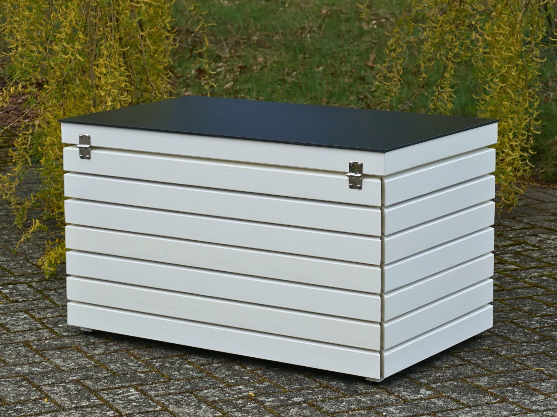 Gartenbox Rhombus 100 in Weiß – langlebige Edelstahlscharniere auf der Rückseite – Detailansicht