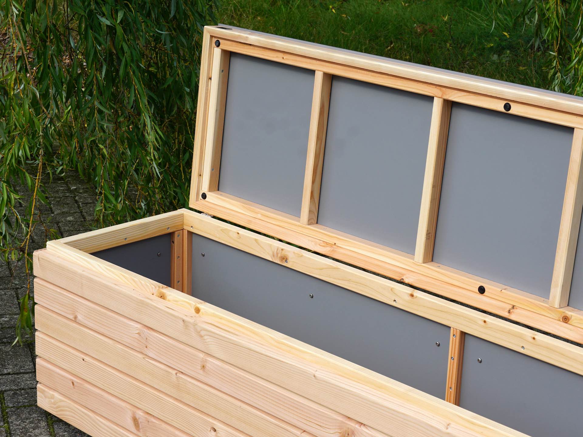 Douglasie Gartenbox – geöffneter Deckel mit Blick auf HPL-Verkleidung und stabile Deckelkonstruktion	