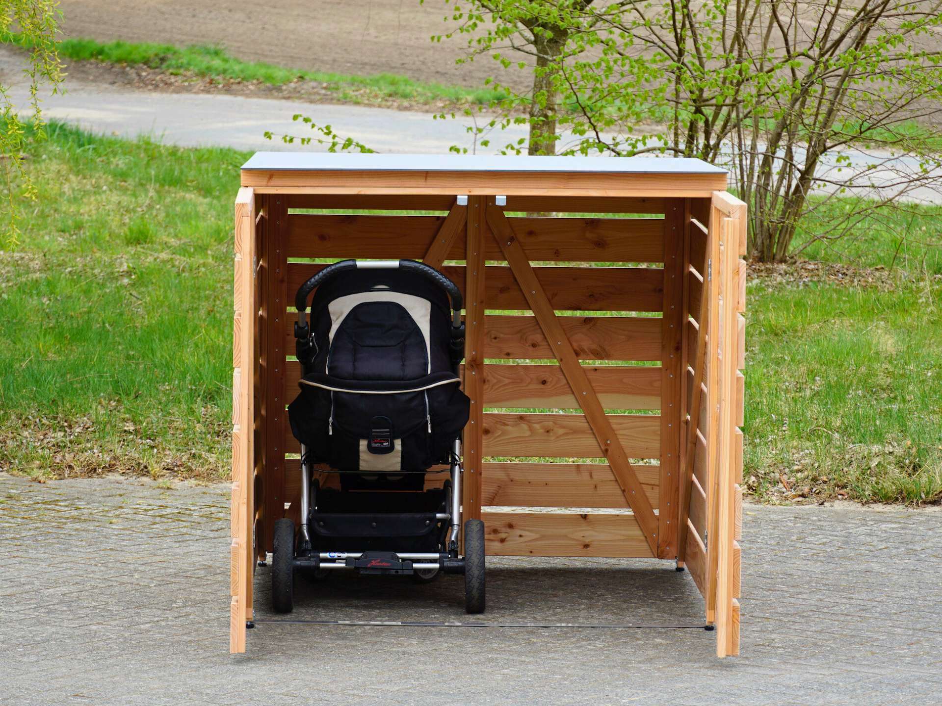 Kinderwagenbox mit beiden Türen geöffnet, frontal aufgenommen