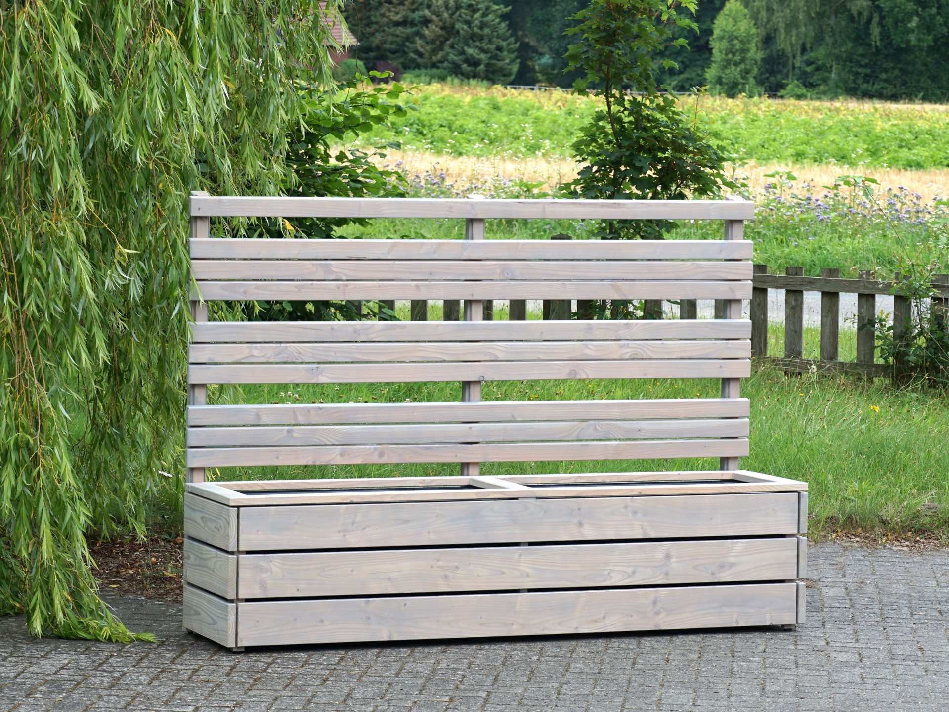 Gesamtansicht des Pflanzkastens Classic 2L mit Sichtschutz in Grau Geölt – Rhombusprofile in optisch gegliederter Abstufung