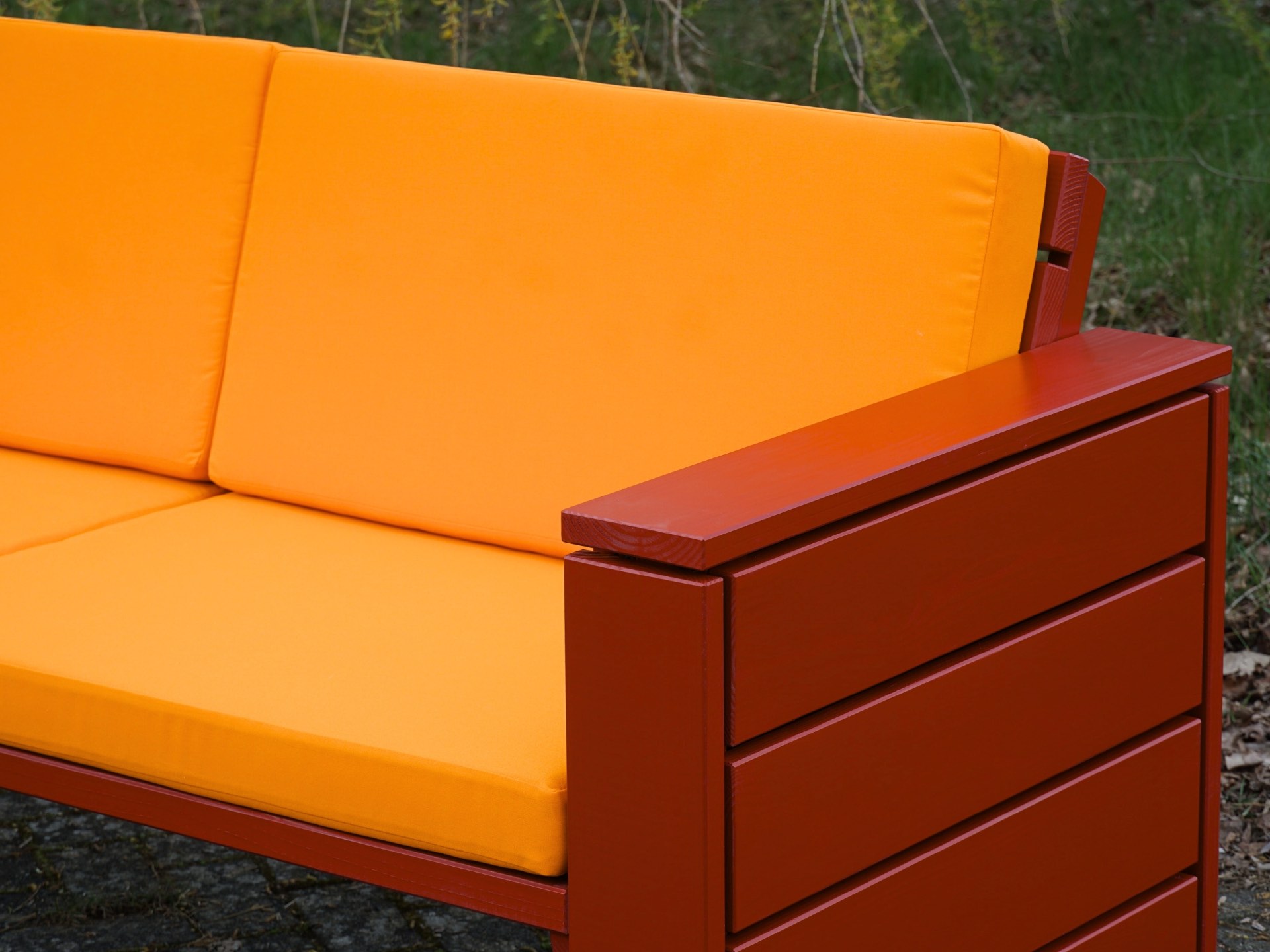 Lounge Sofa 3-4 Sitzer in Skandinavisch Rot mit Loungepolstern in Orange – Detail