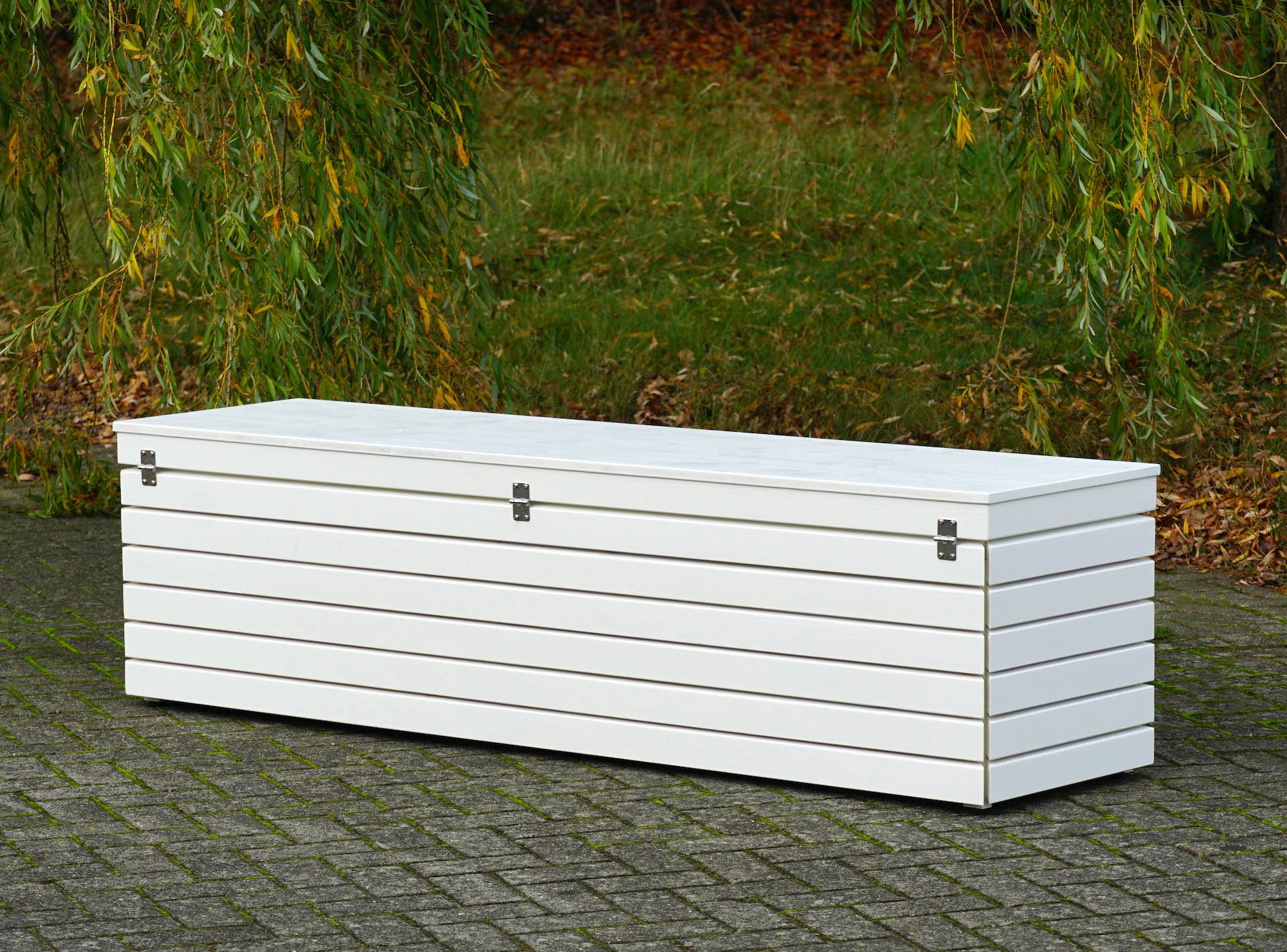 Rückseite der Gartenbox – von hinten rechts, mit geschlossenem Deckel	