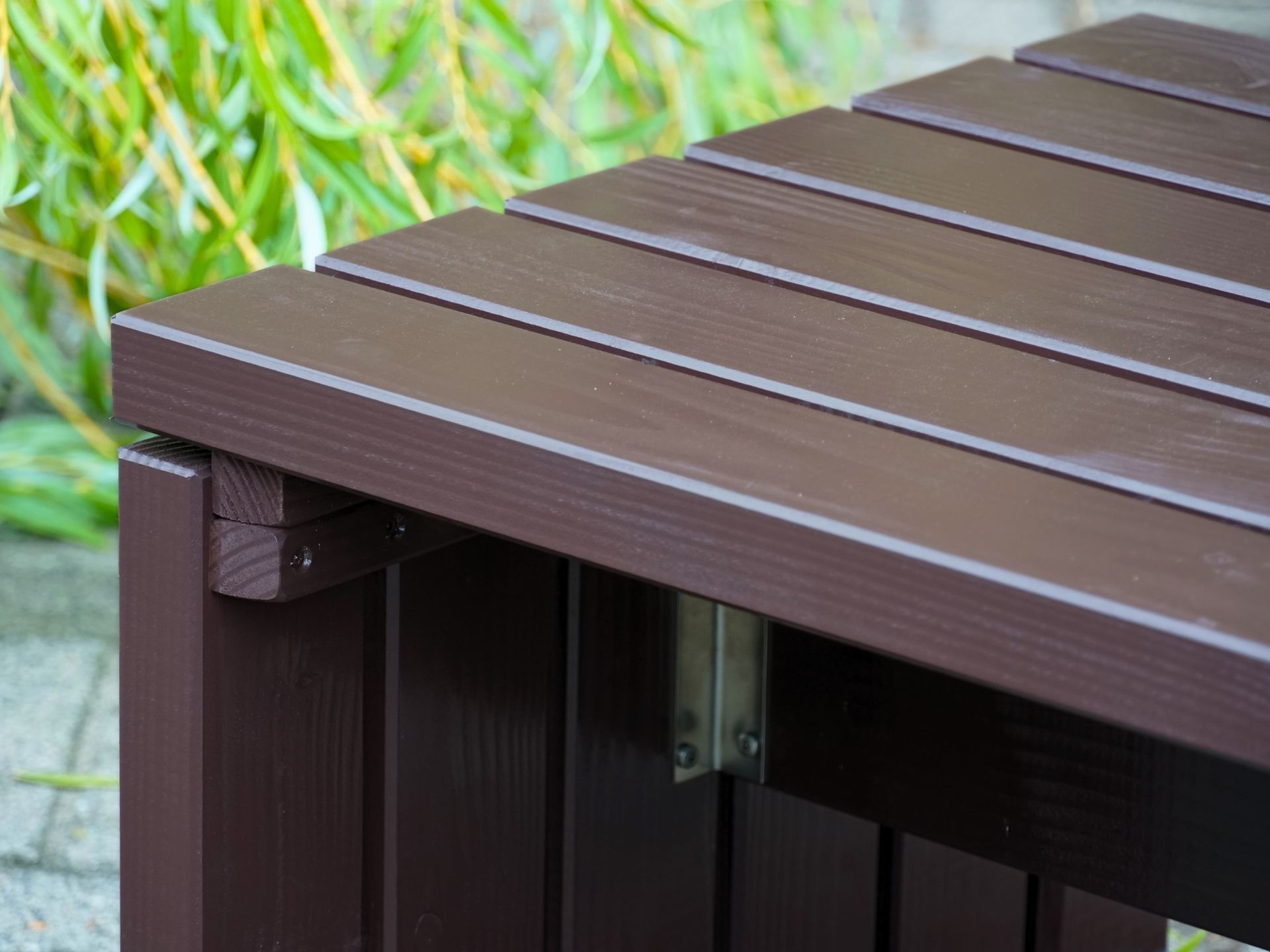 Lounge Hocker 120 in Dunkelbraun mit stabilen 4x9 cm Bohlen aus Douglasie – Detailansicht