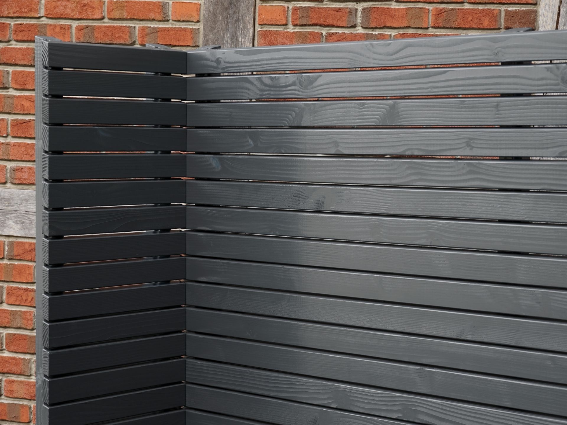 Detailfoto des Eck-Sichtschutzes A10 in Rhombusprofil, Oberfläche in Anthrazit