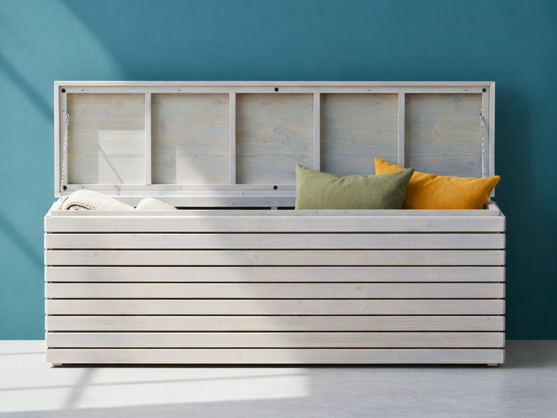 Große Truhe Rhombus 195 in Grau Geölt als Sitztruhe und Stauraum für Wohnräume sowie überdachte Außenbereiche.