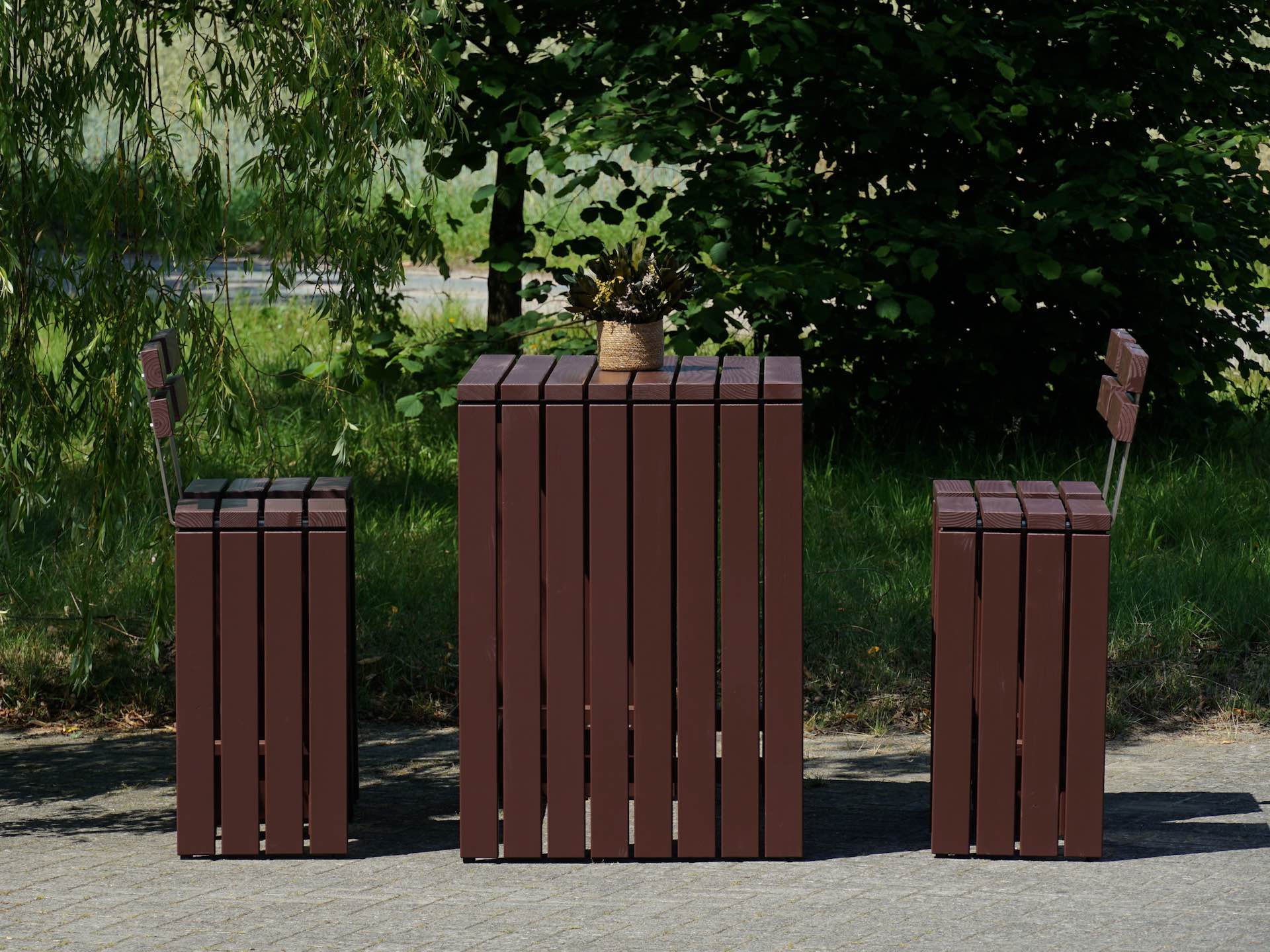 Stehtisch-Set Kubus ohne Polster, Seitenansicht auf Hocker und Tischgestell