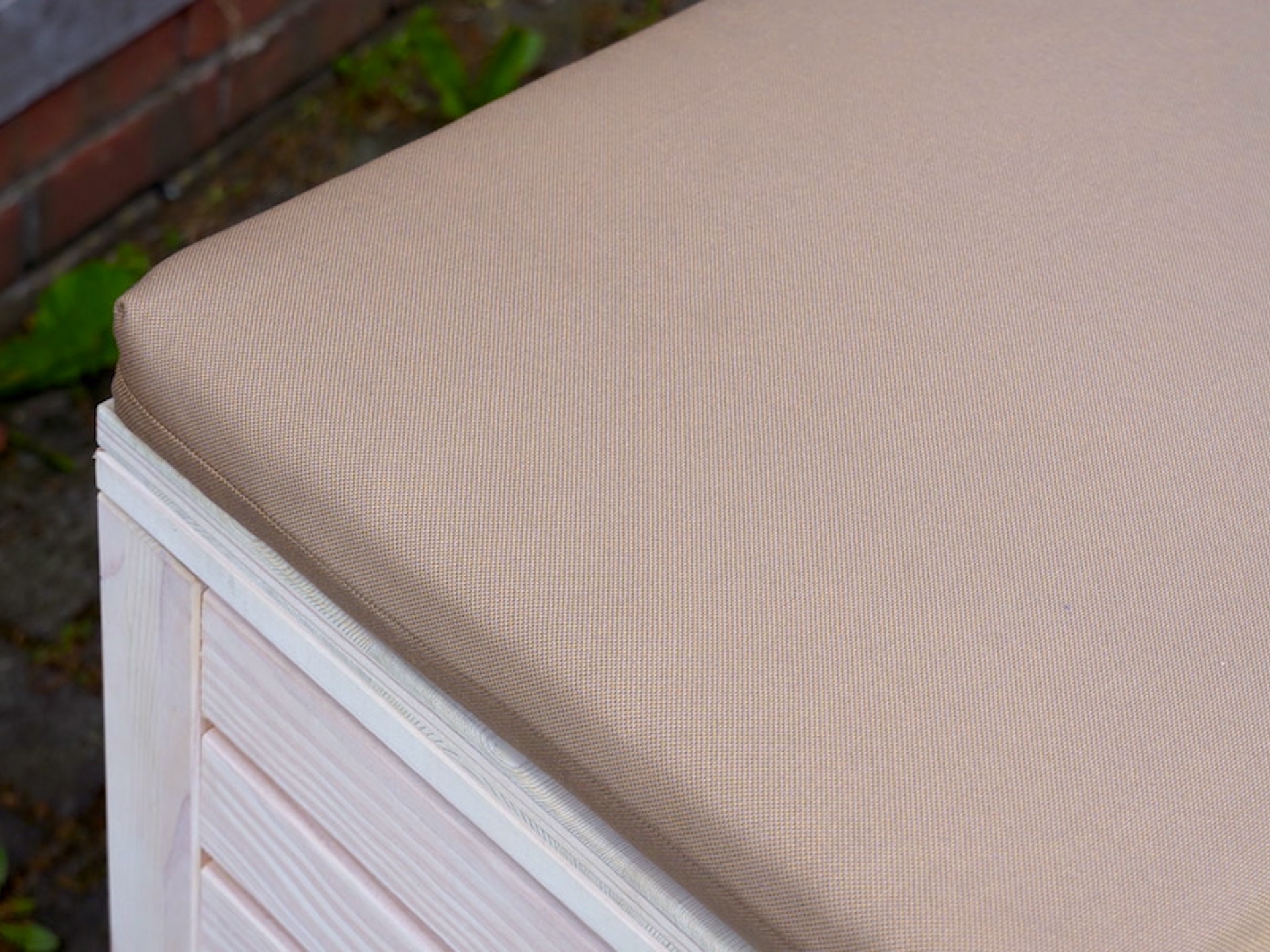 Gartenbox in Weiß Geölt mit Massivholzdeckel und Polster in Dekor Sand – Detail oben links	