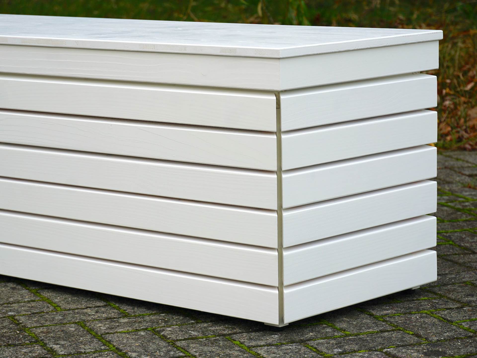 Gartenbox Weiß – rechte obere Ecke mit präzisem Fugenbild und Massivholz-Deckel	