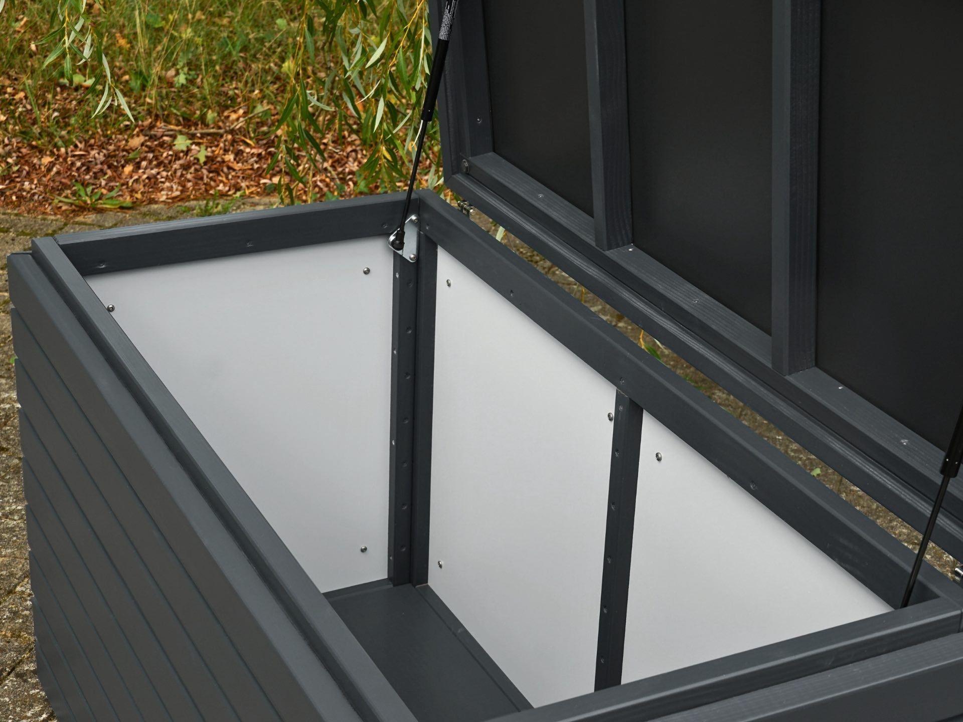 Detailansicht Innenraum Gartenbox Rhombus 120 in Anthrazit – mit HPL-Innenverkleidung und Gasdruckfedern für komfortables Öffnen des Deckels
