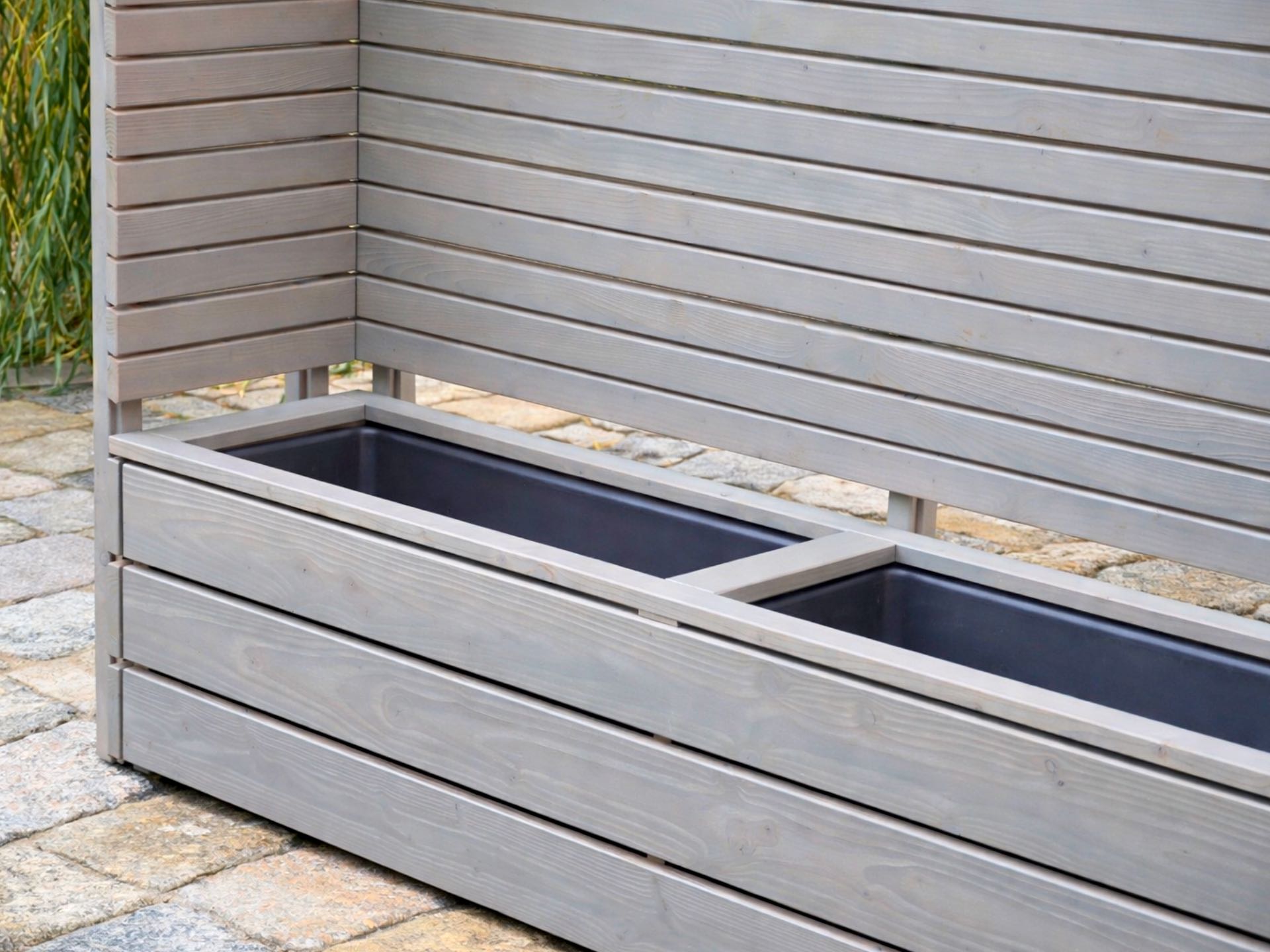 Detailfoto des Pflanzkastens Classic 218 mit Eck-Sichtschutz A10 – Fokus auf die robusten, herausnehmbaren Pflanzeinsätze