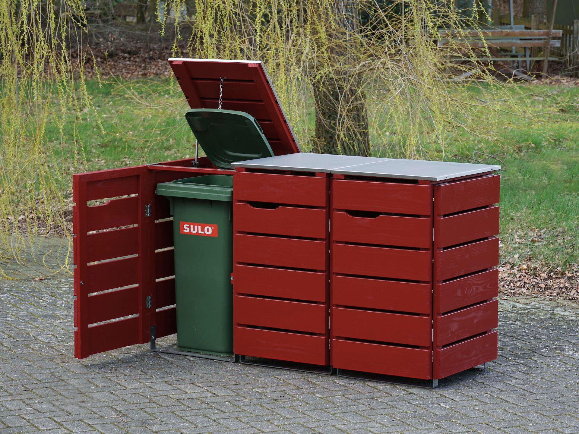 3er Mülltonnenbox in Nordisch Rot mit Edelstahl-Deckel, von vorn rechts, linker Deckel und Tür geöffnet