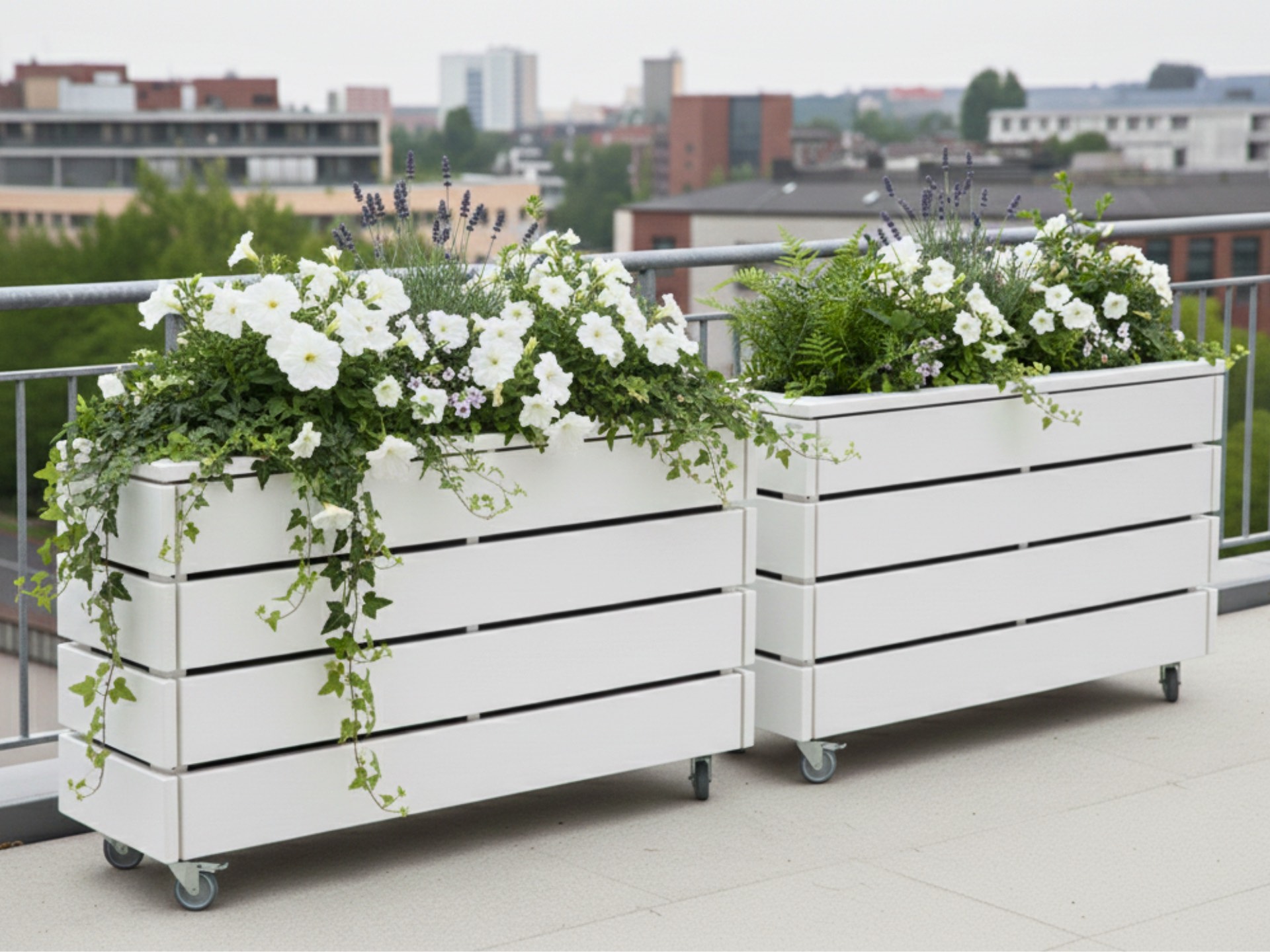 Zwei mobile Pflanzkästen Classic 2S in Weiß auf einer Dachterrasse, ideal für Urban Gardening und flexible Begrünung.