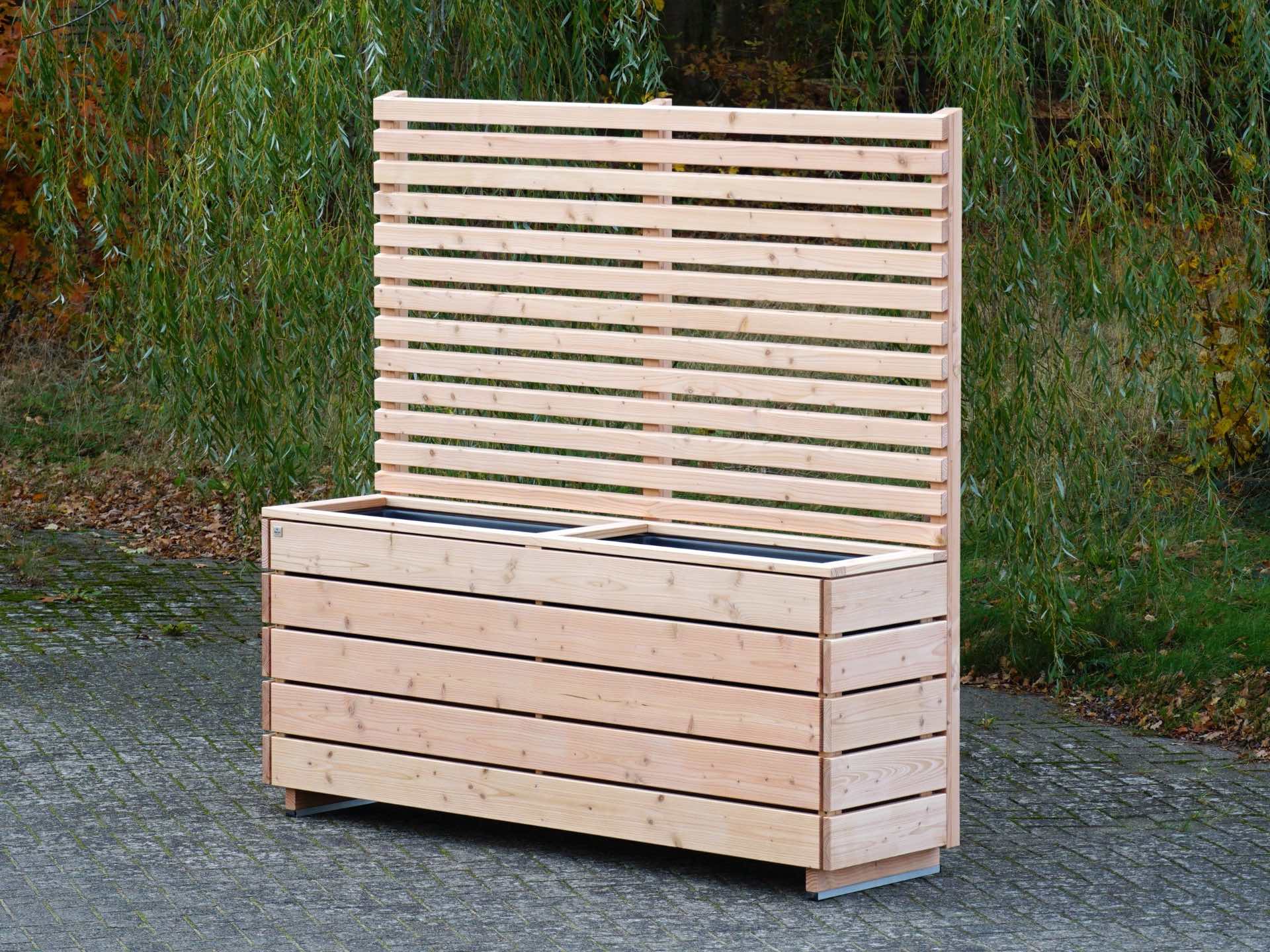 Gesamtansicht des unterfahrbaren Pflanzkastens Classic 2L mit Sichtschutz A30 in Natur – klarer Aufbau mit natürlicher Oberfläche