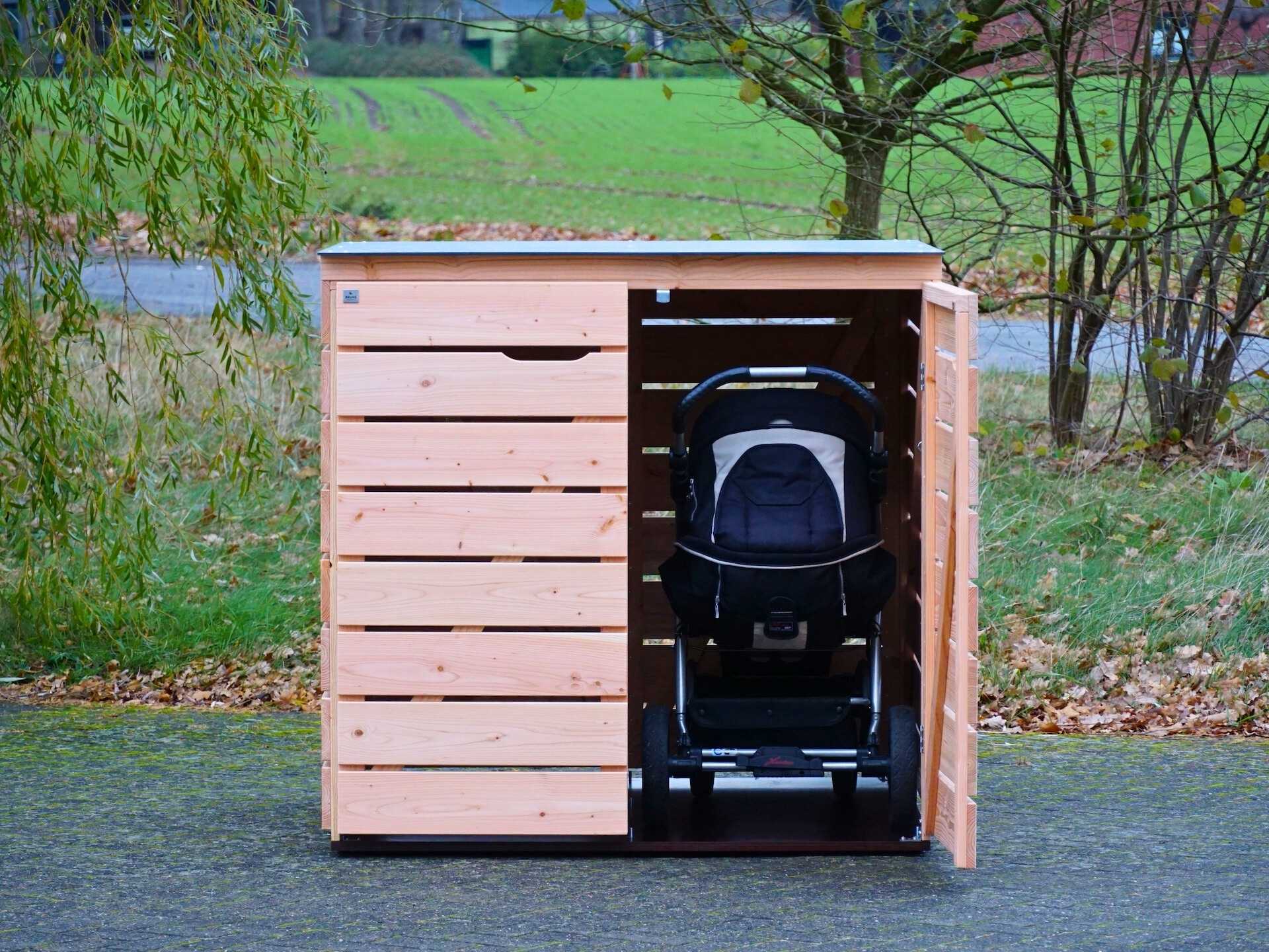 Frontalansicht mit geöffneter Tür – ein Kinderwagen ist bereits sicher verstaut