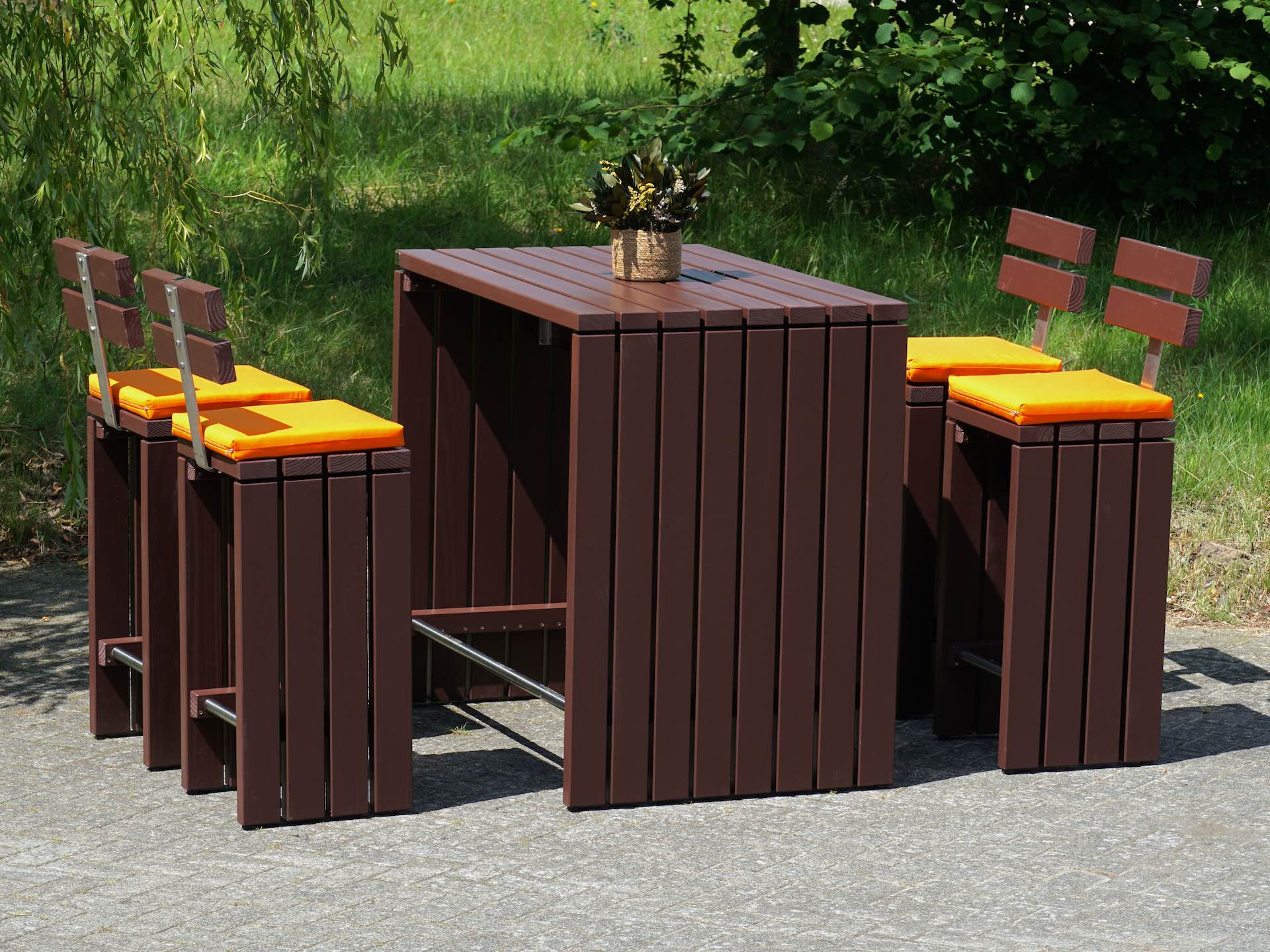 Stehtisch-Set Kubus aus Douglasie, dunkelbraun lackiert, mit orangefarbenen Polstern, Gruppenansicht von vorn links