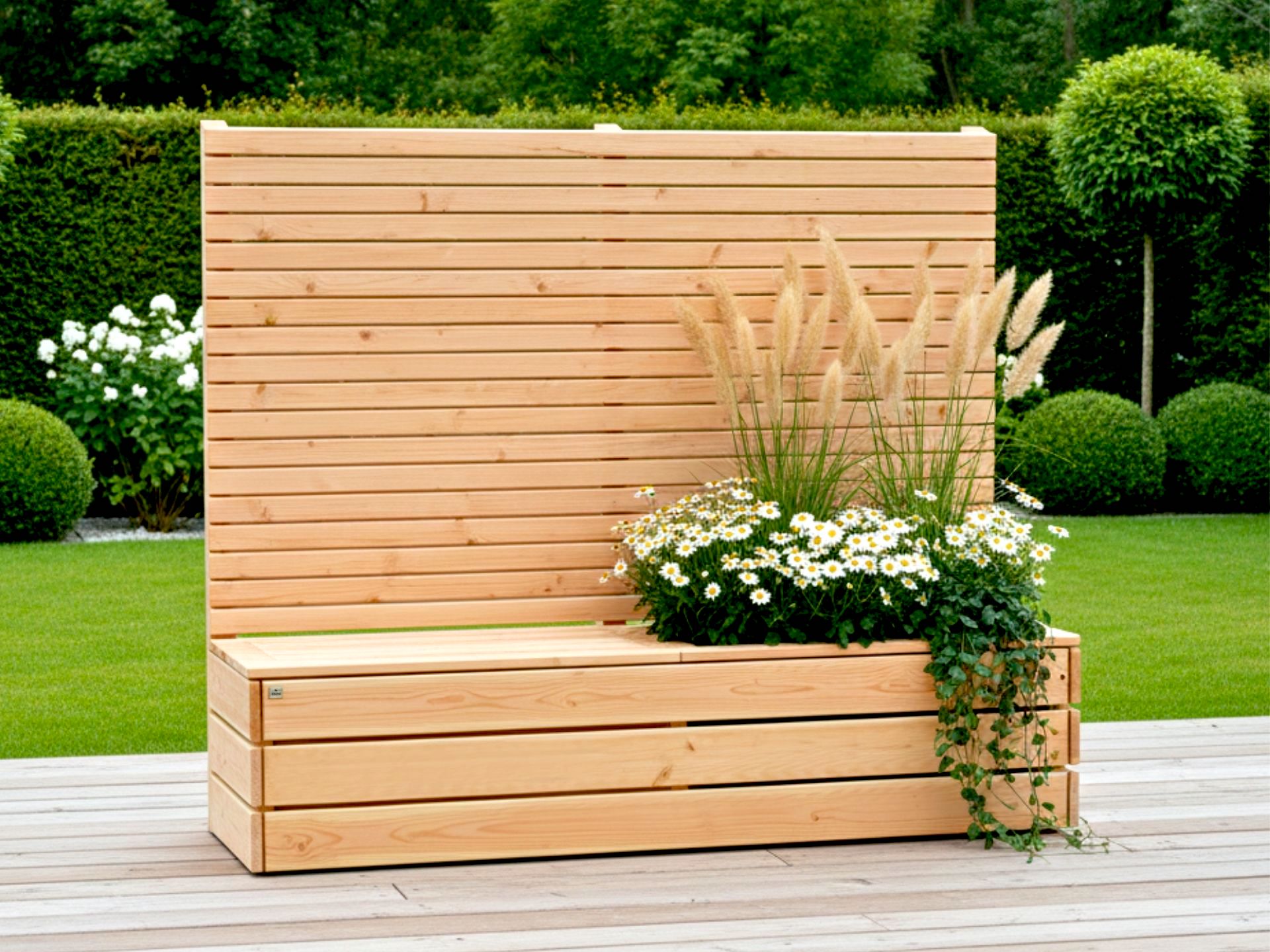 Maßgefertigter Sichtschutz aus Douglasie mit integrierter Sitzbank und Pflanzkasten, individuell angepasst für Außenbereiche.