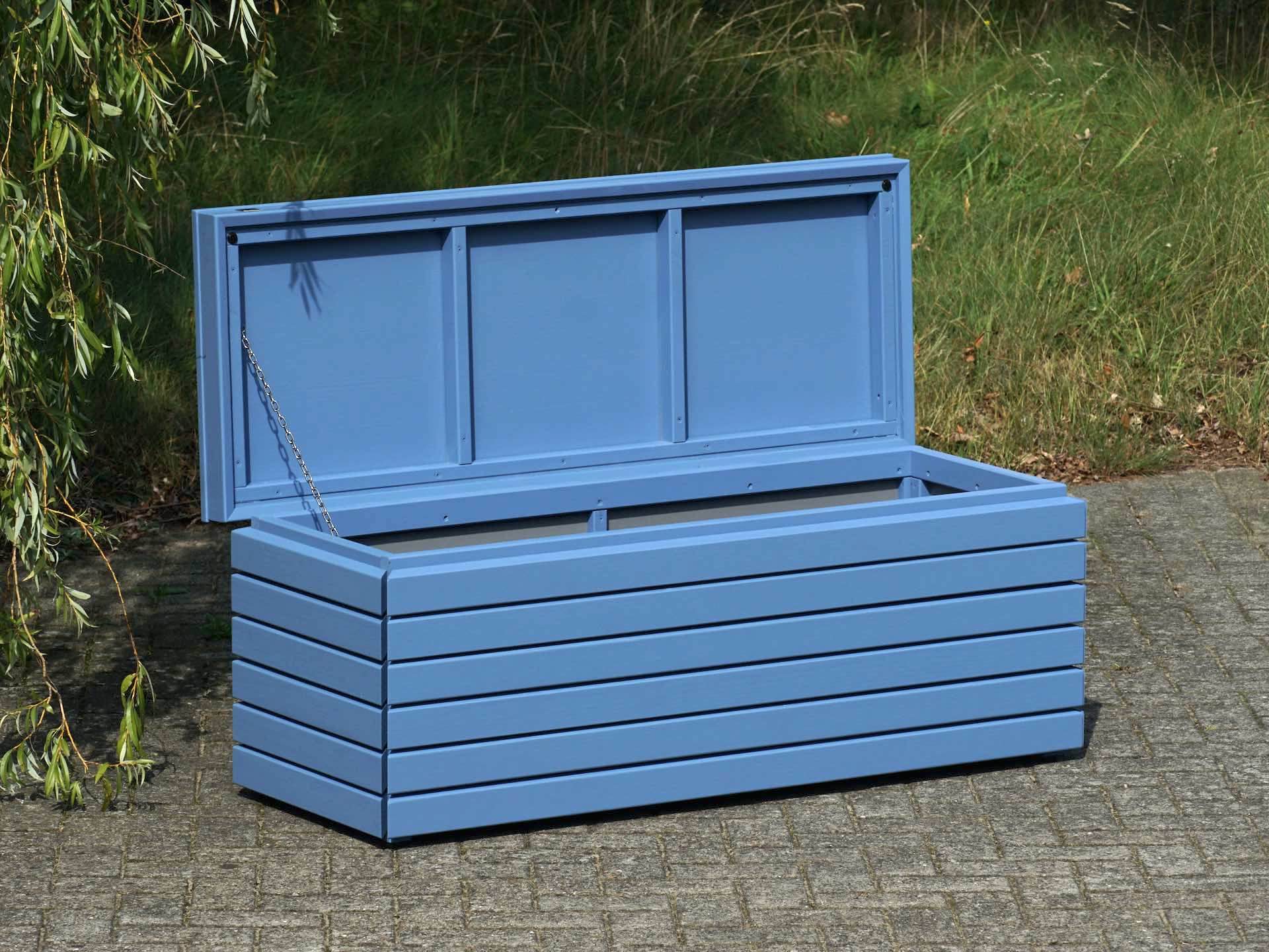 Gartenbox von vorn links, geöffnet – mit Sicht auf den Deckel