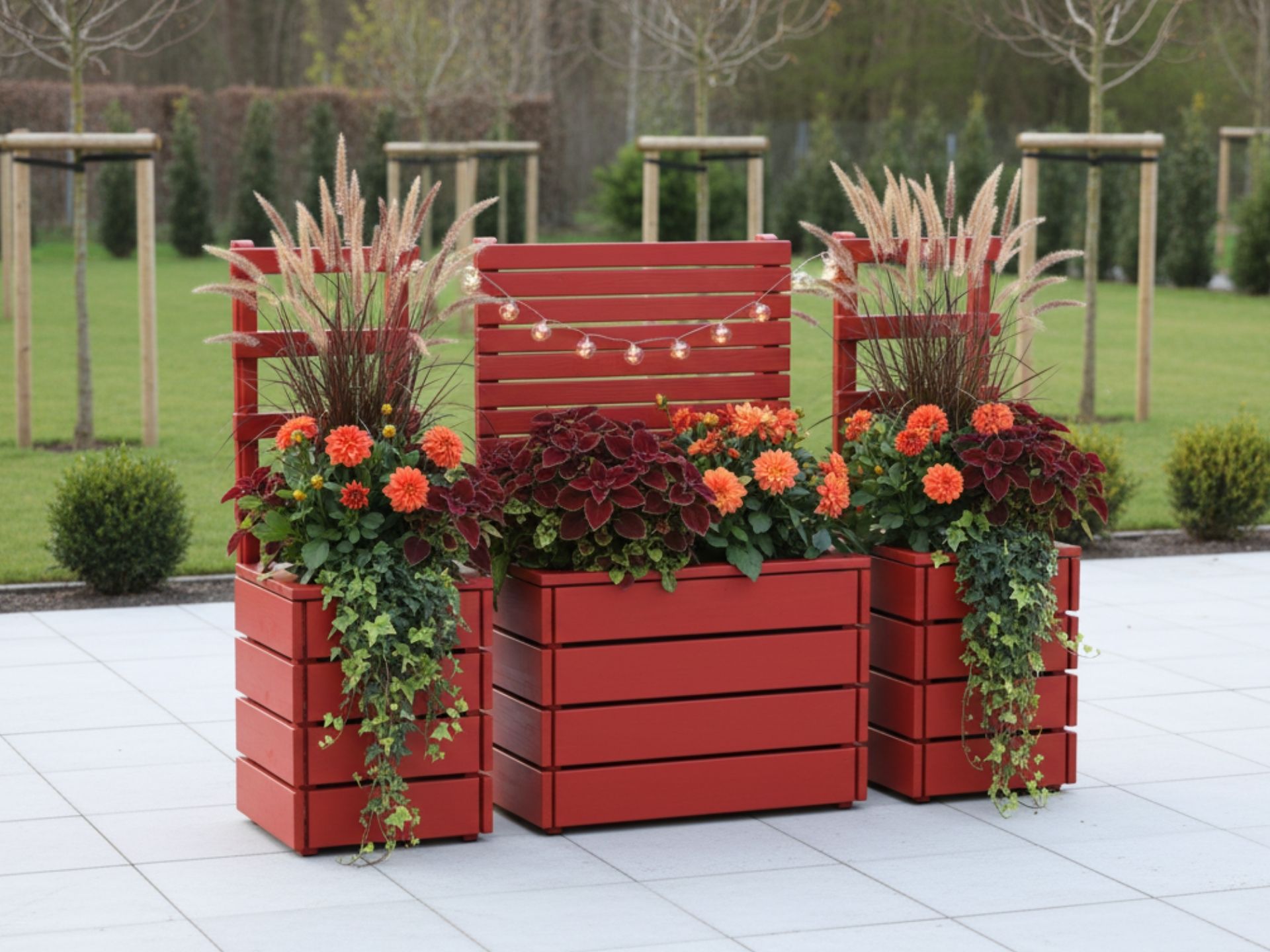 Zwei Pflanzkübel mit Rankgittern und ein Pflanzkasten mit Sichtschutz in Skandinavisch Rot, ideal für Balkon oder kleinen Garten.