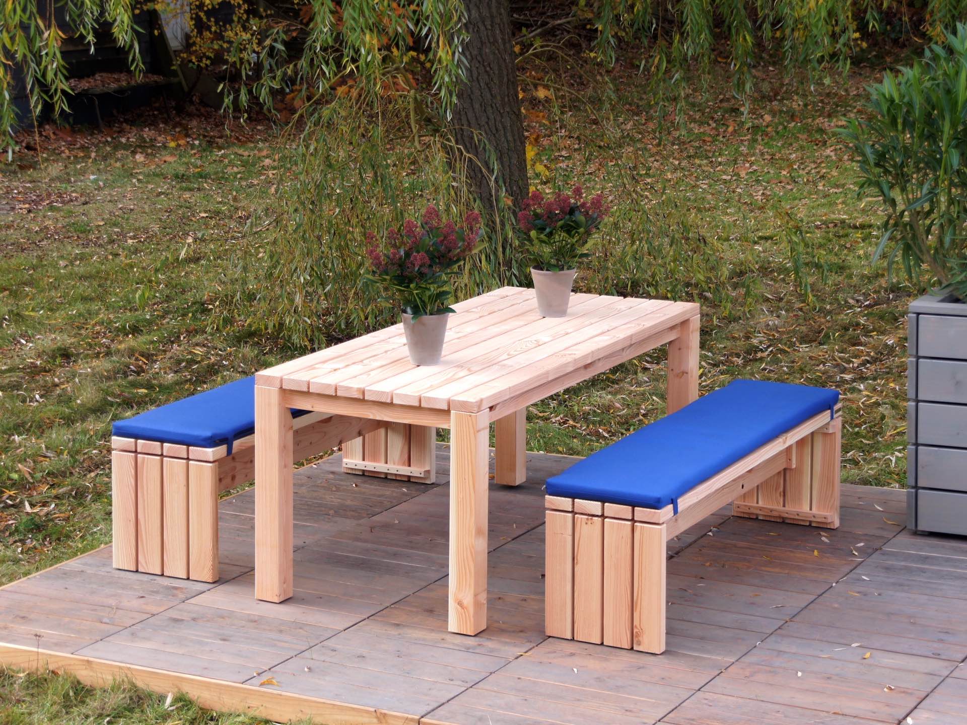 Gartenmöbel-Set Classic Natur mit blauen Polstern aus Douglasie, Gesamtansicht aus erhöhter Perspektive