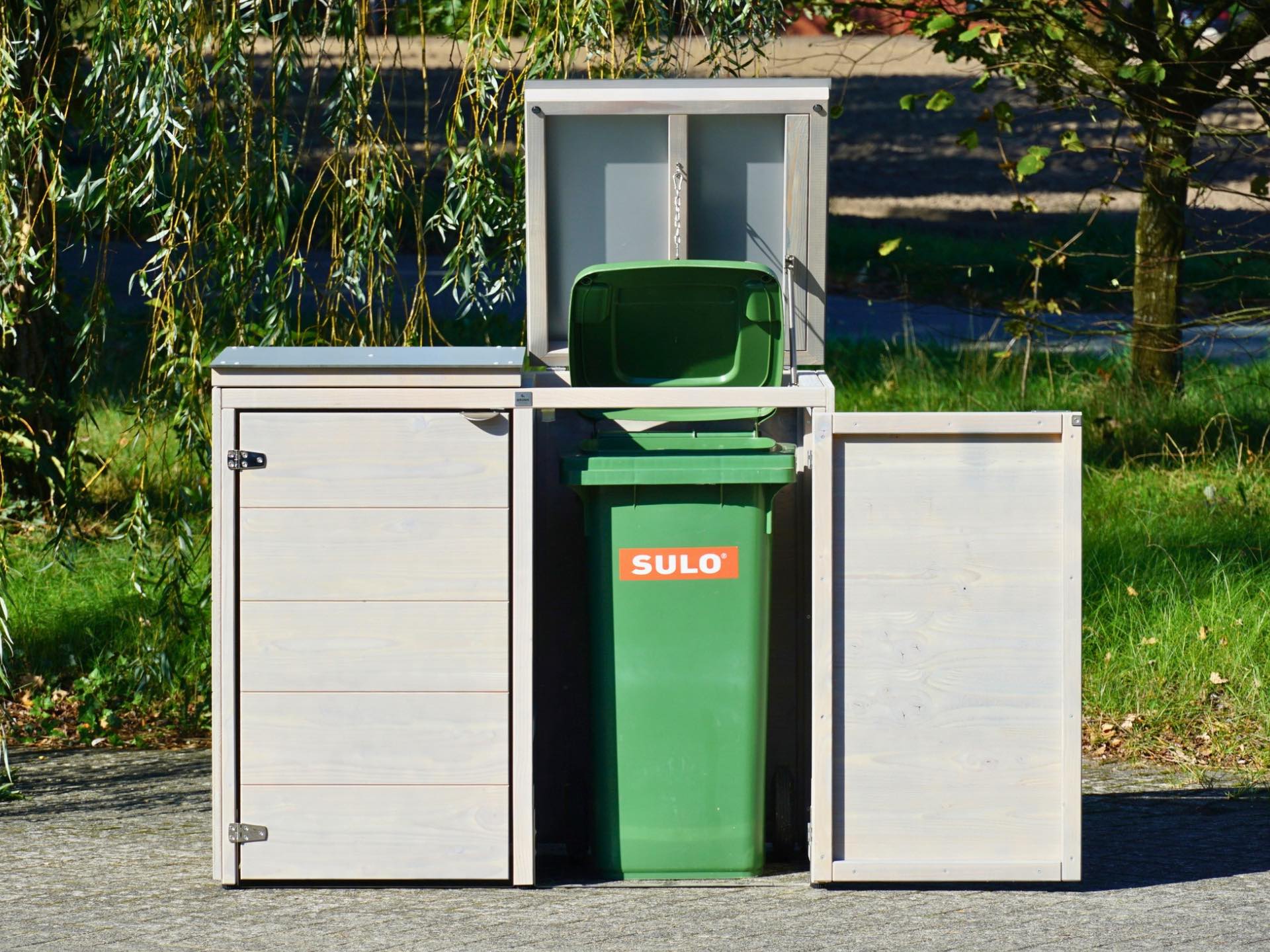 2er Mülltonnenbox Cubus 120 L in Grau Geölt mit geöffneten Deckeln und Türen – Gesamtansicht