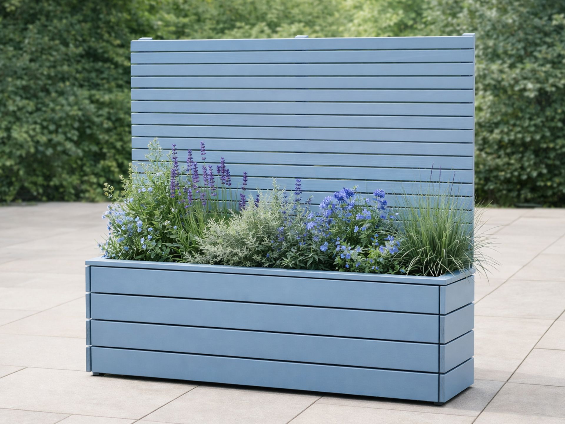 Maßgefertigter Pflanzkasten mit integriertem Sichtschutz in Taubenblau für Privatsphäre und Begrünung im Außenbereich.