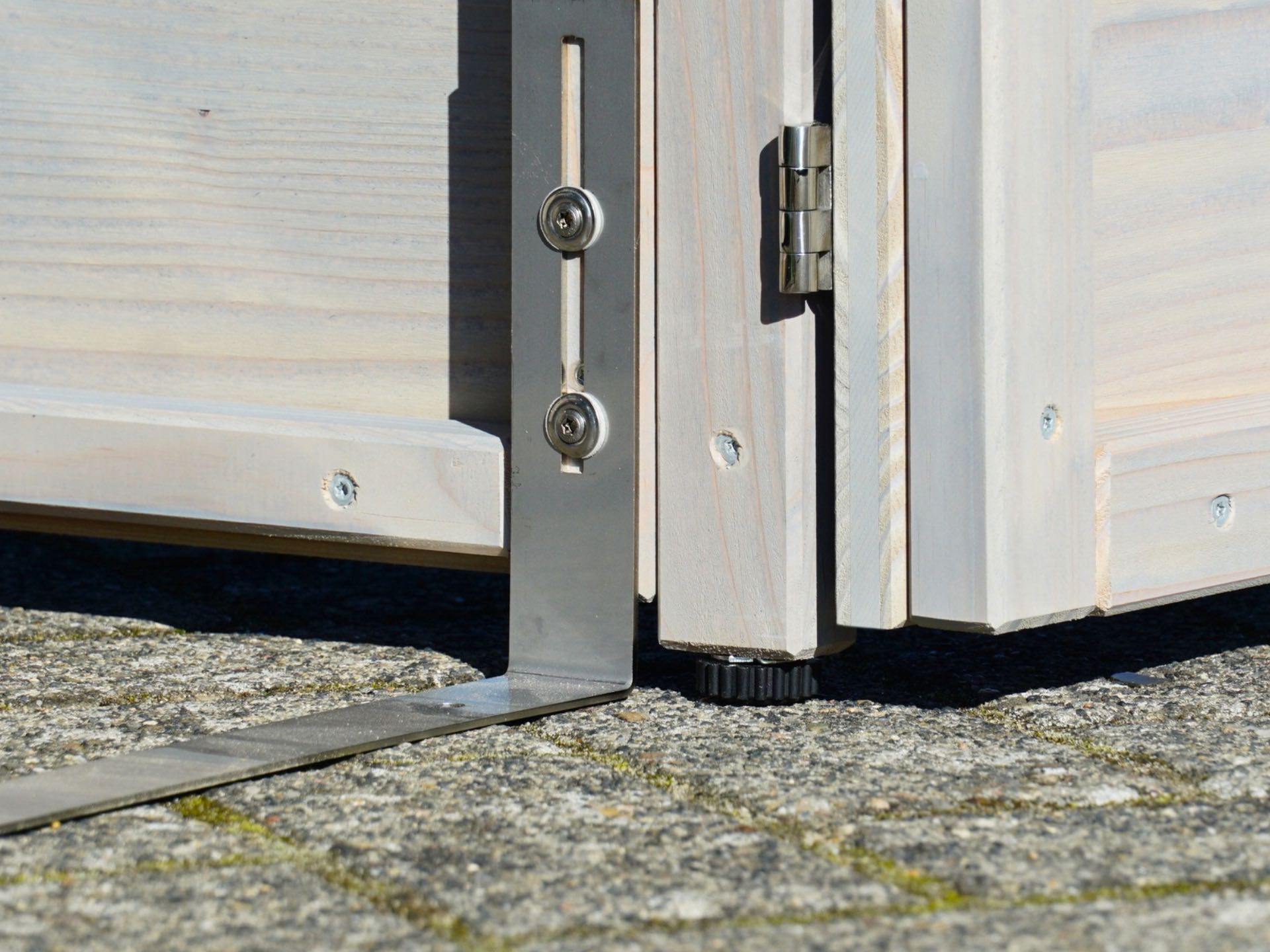 Integrierter Nivellierfuß der Mülltonnenbox Cubus mit einem Verstellbereich bis 25 mm zum Ausgleich von Bodenunebenheiten
