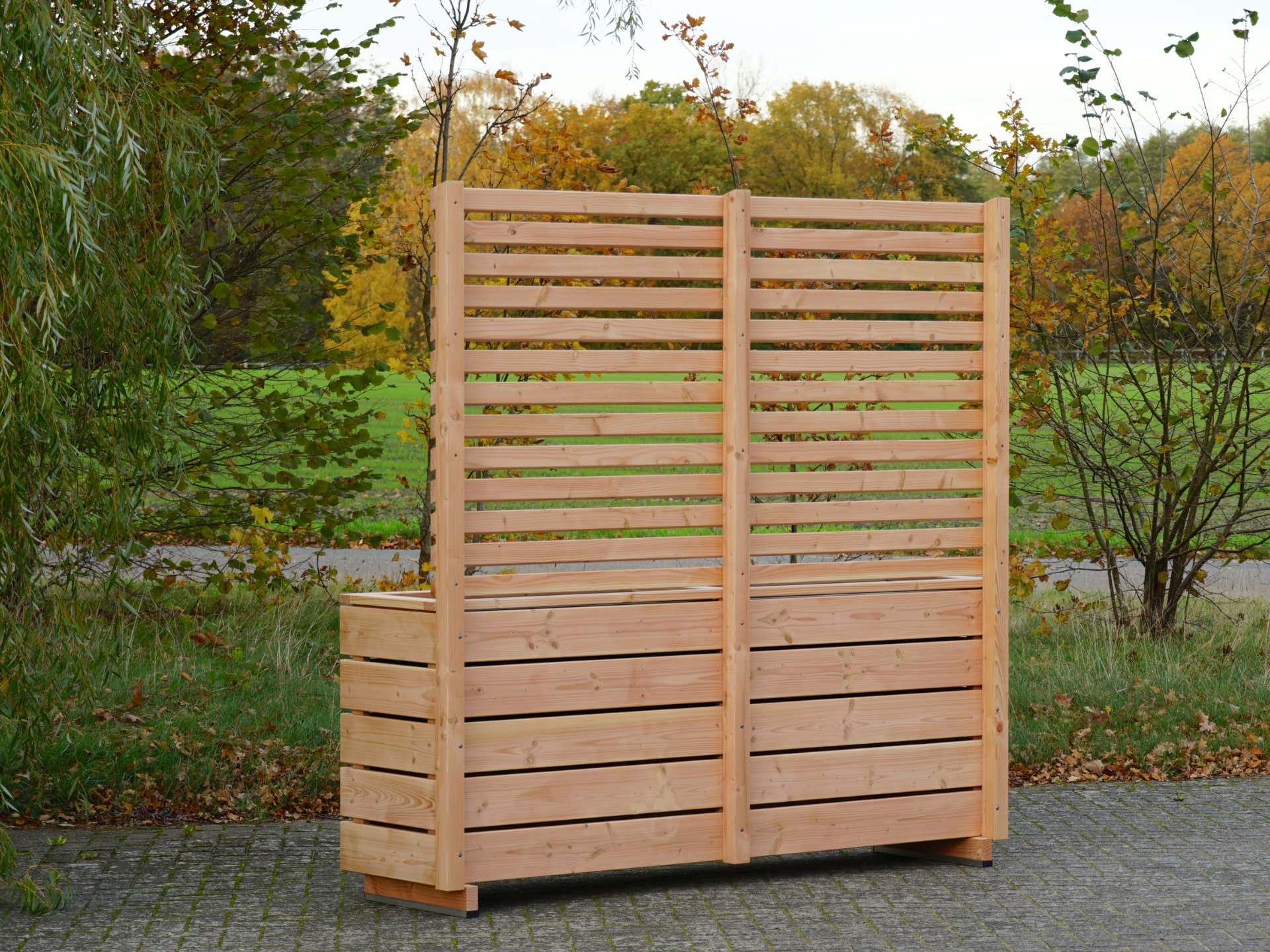 Rückseite des Pflanzkastens mit Sichtschutz – stabile Pfostenkonstruktion, massive Holzverbindung