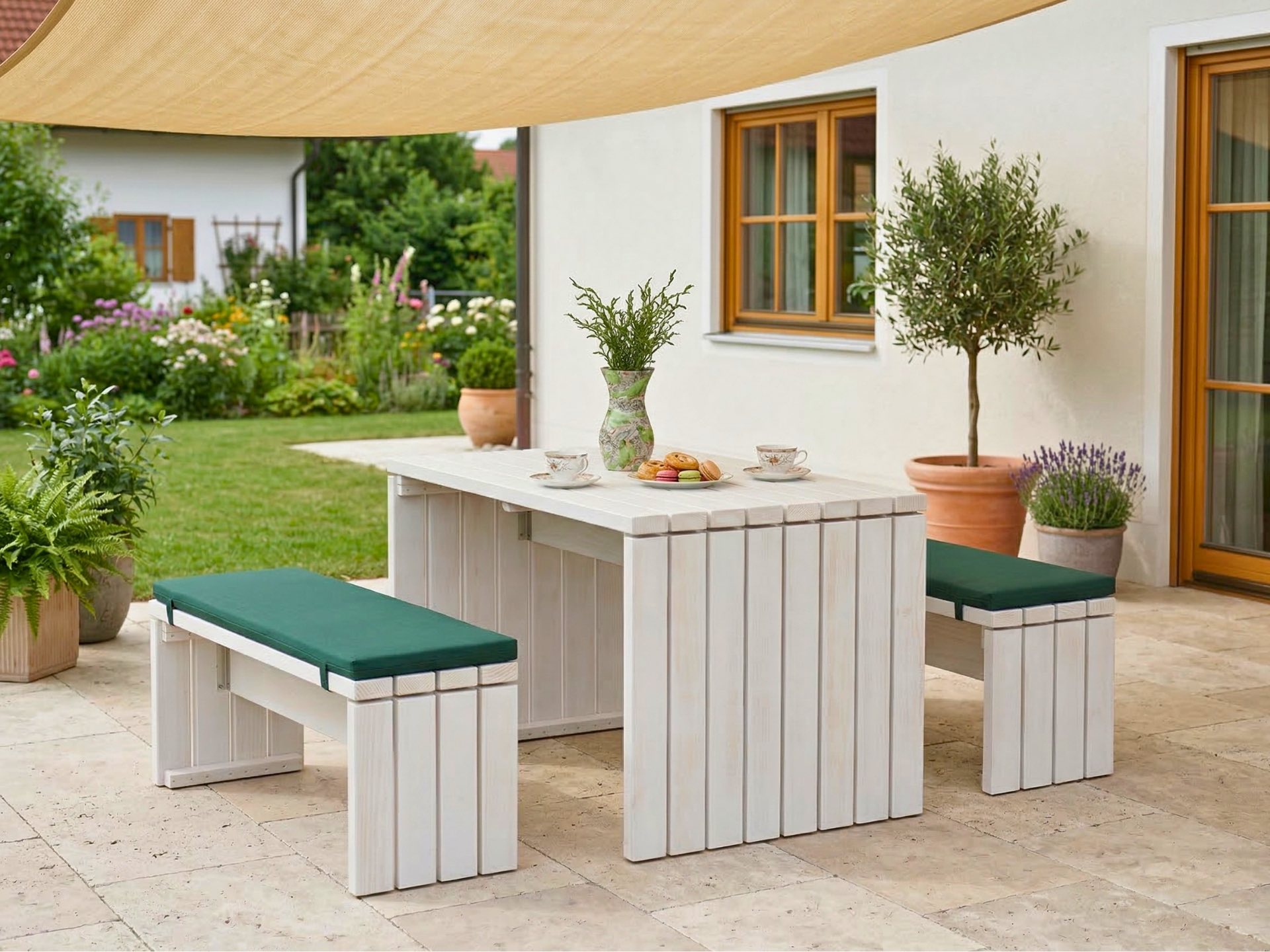 Kompaktes Gartenmöbel Set aus weiß geöltem Holz mit Tisch und zwei Bänken, die platzsparend untergeschoben sind.