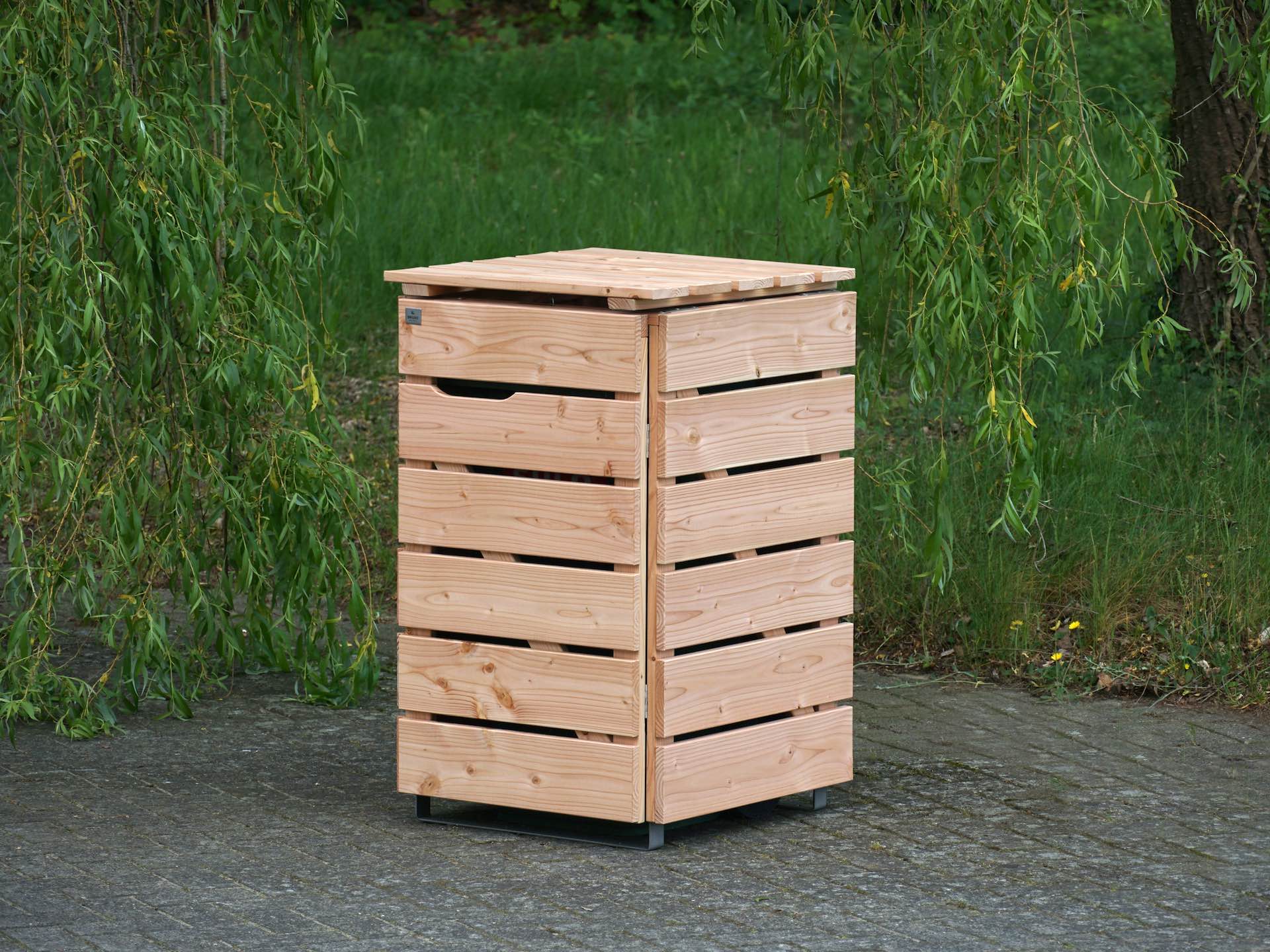 1er Mülltonnenbox in Natur, von vorn rechts, geschlossen