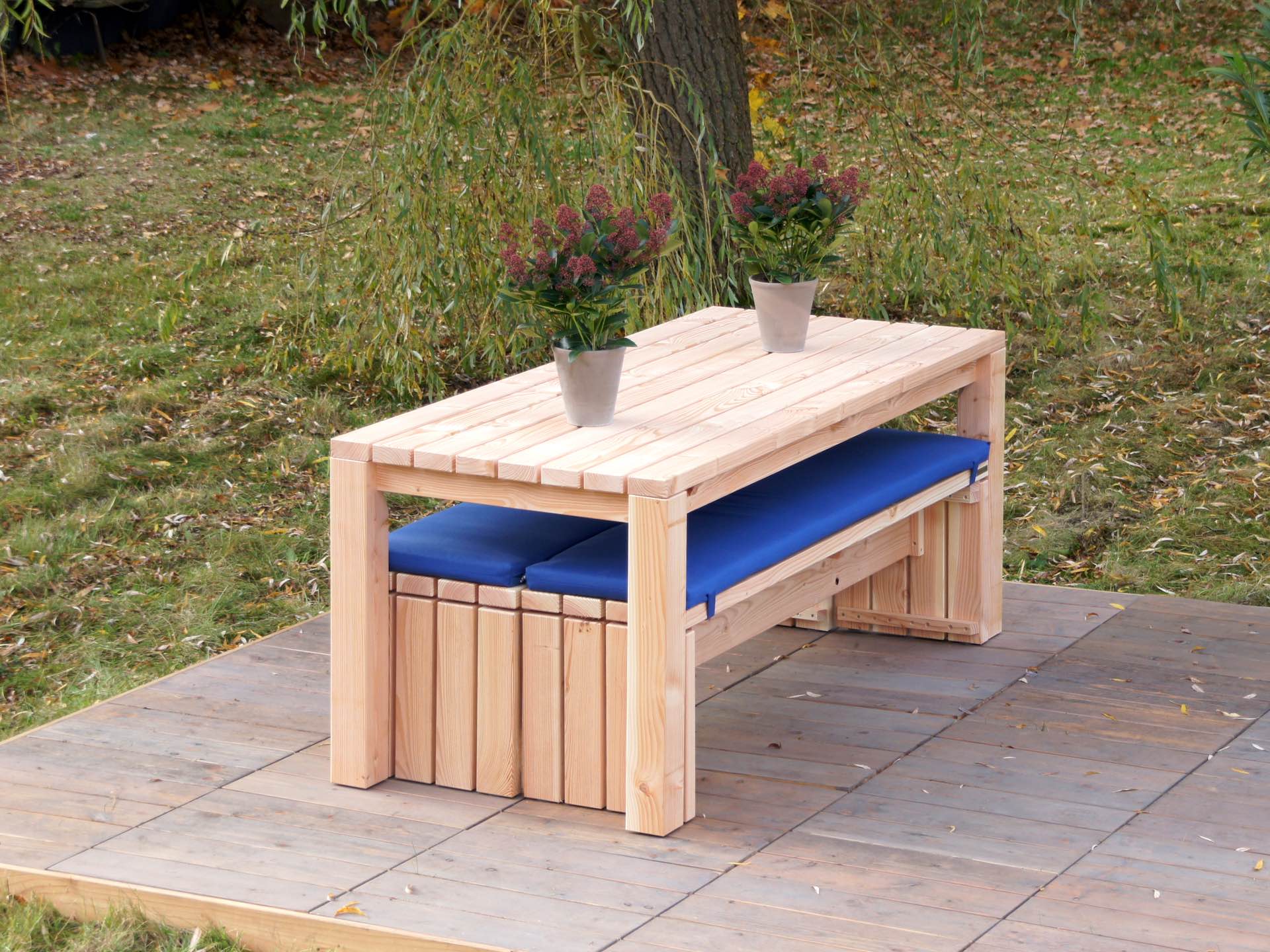 Gartenmöbel-Set Classic Natur mit Bänken unter dem Tisch eingeschoben zur platzsparenden Lagerung
