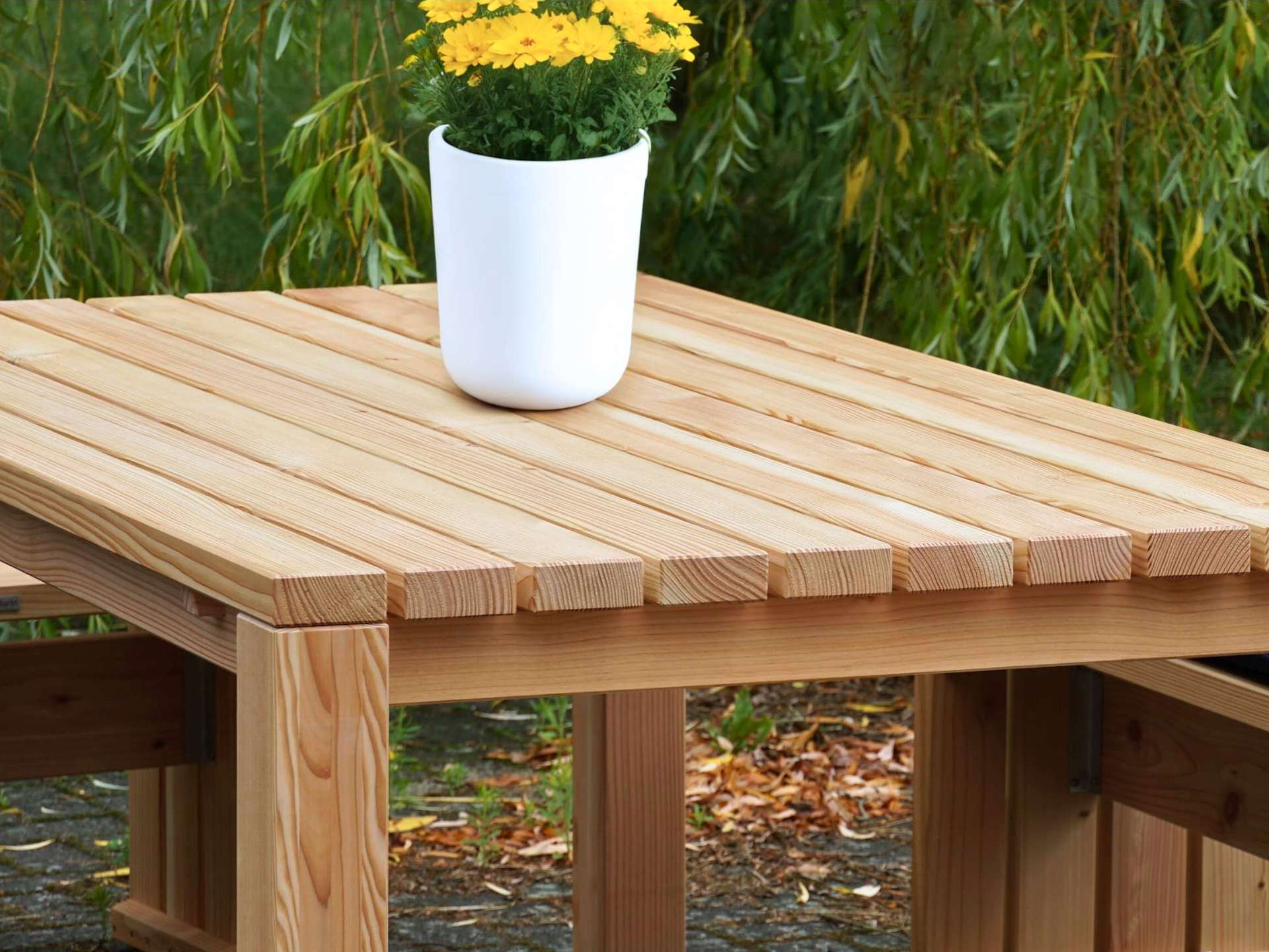 Detailaufnahme Tisch im Set Classic Natur mit sichtbarem Fugenbild zwischen den Holzbauteilen