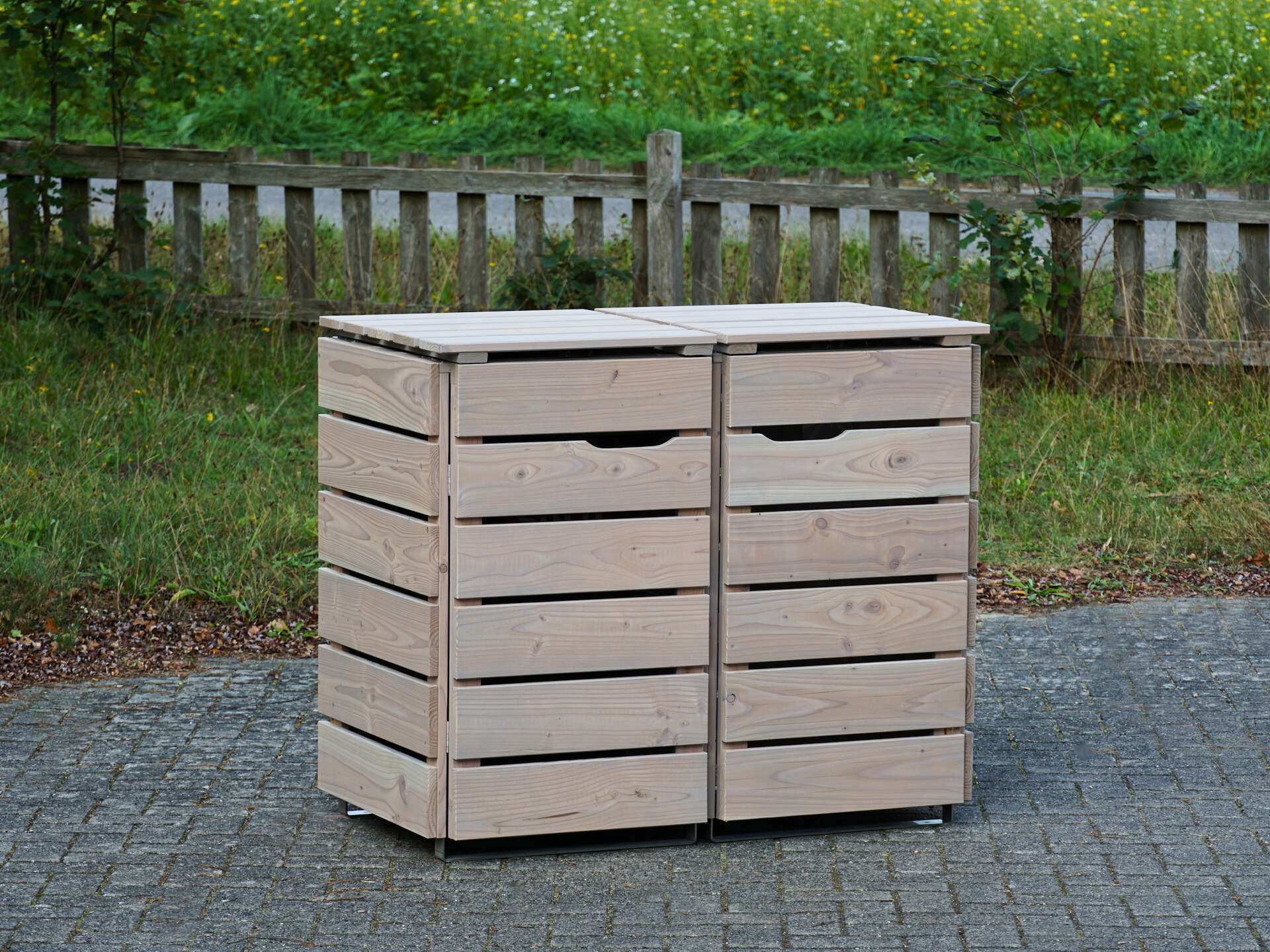 2er Mülltonnenbox in Grau Geölt, von vorn links, geschlossen