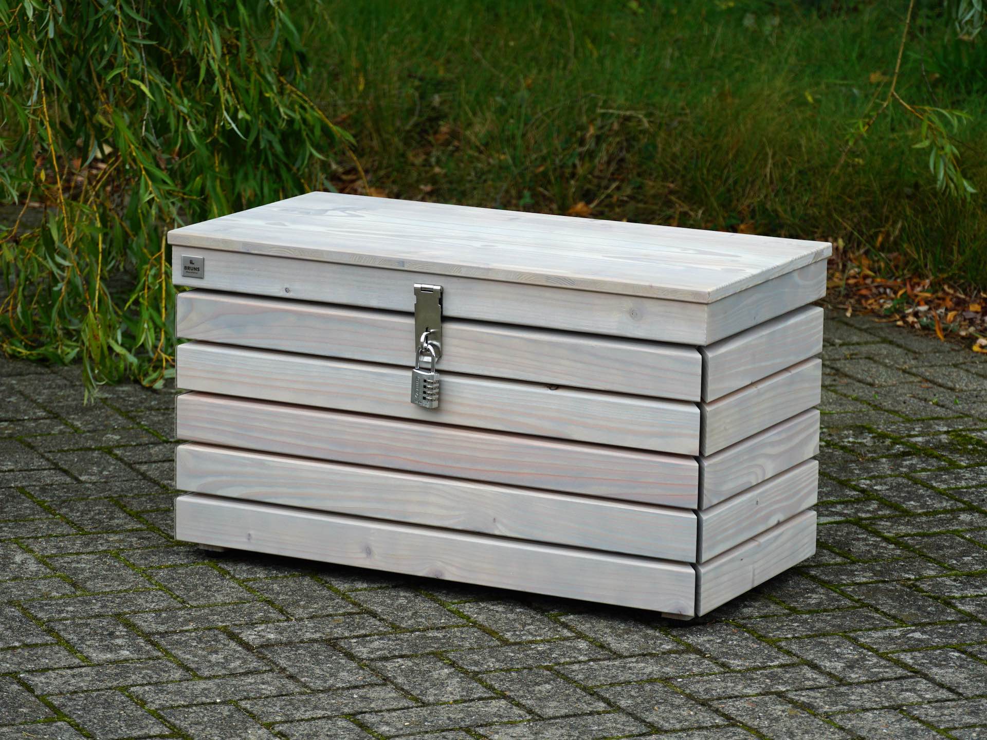 Kleine Gartenbox in Grau Geölt – Gesamtansicht von vorn rechts mit Schloss-Set