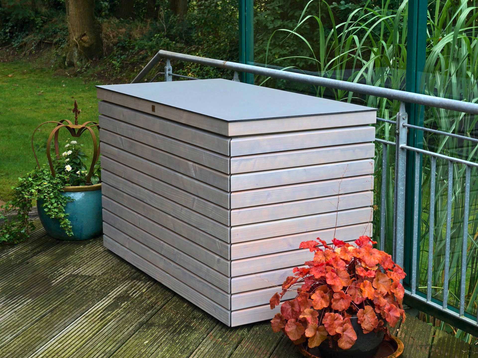 Gartenbox in Grau Geölt – auf Holzterrasse, von vorn rechts fotografiert	